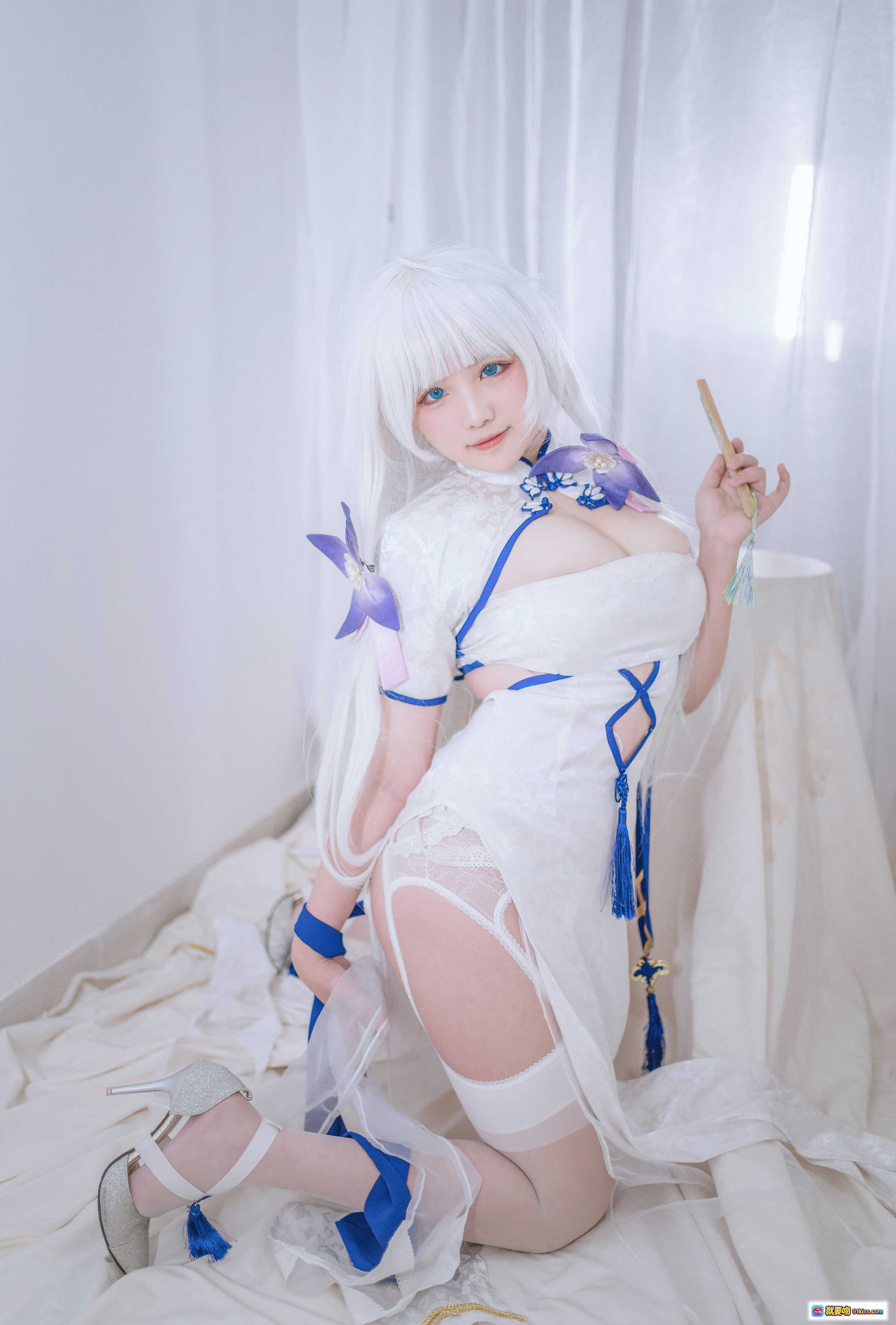 图片[9] - 阿半COS光辉旗袍写真33P高清图集 白发蓝花旗袍美腿高跟白丝性感坐姿室内拍摄 - 就要吻