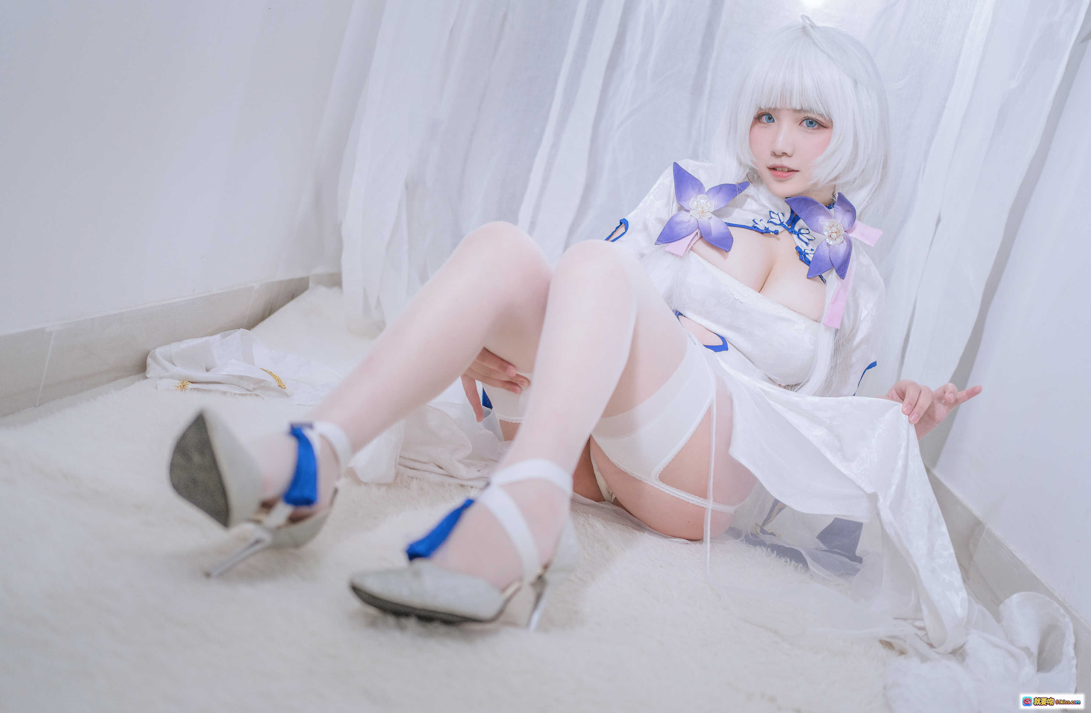 阿半COS光辉旗袍写真33P高清图集 白发蓝花旗袍美腿高跟白丝性感坐姿室内拍摄 - 就要吻