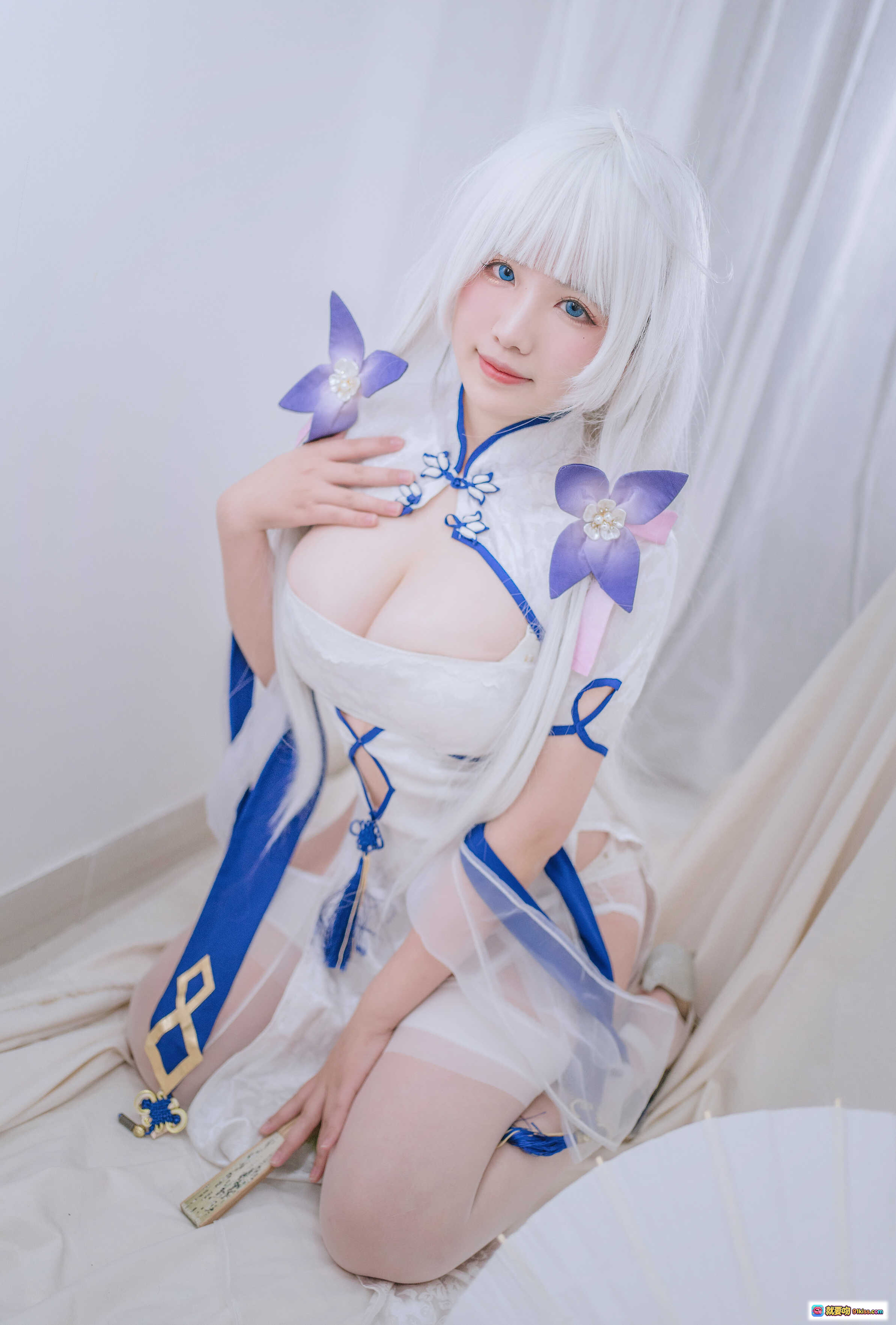 图片[7] - 阿半COS光辉旗袍写真33P高清图集 白发蓝花旗袍美腿高跟白丝性感坐姿室内拍摄 - 就要吻