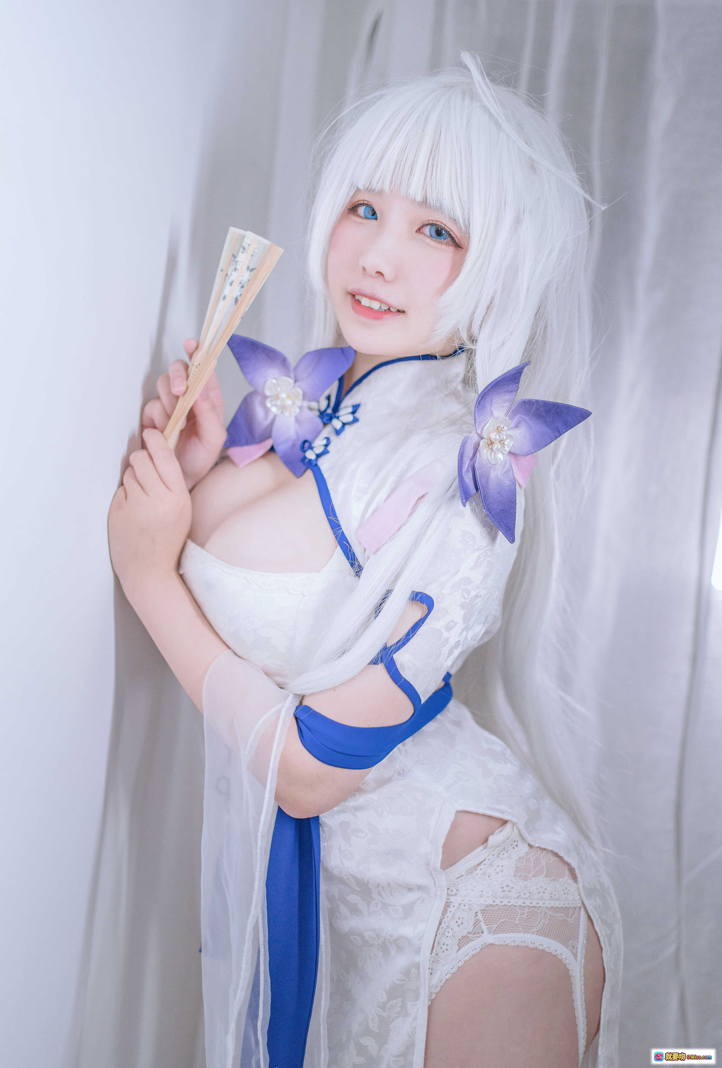 图片[10] - 阿半COS光辉旗袍写真33P高清图集 白发蓝花旗袍美腿高跟白丝性感坐姿室内拍摄 - 就要吻