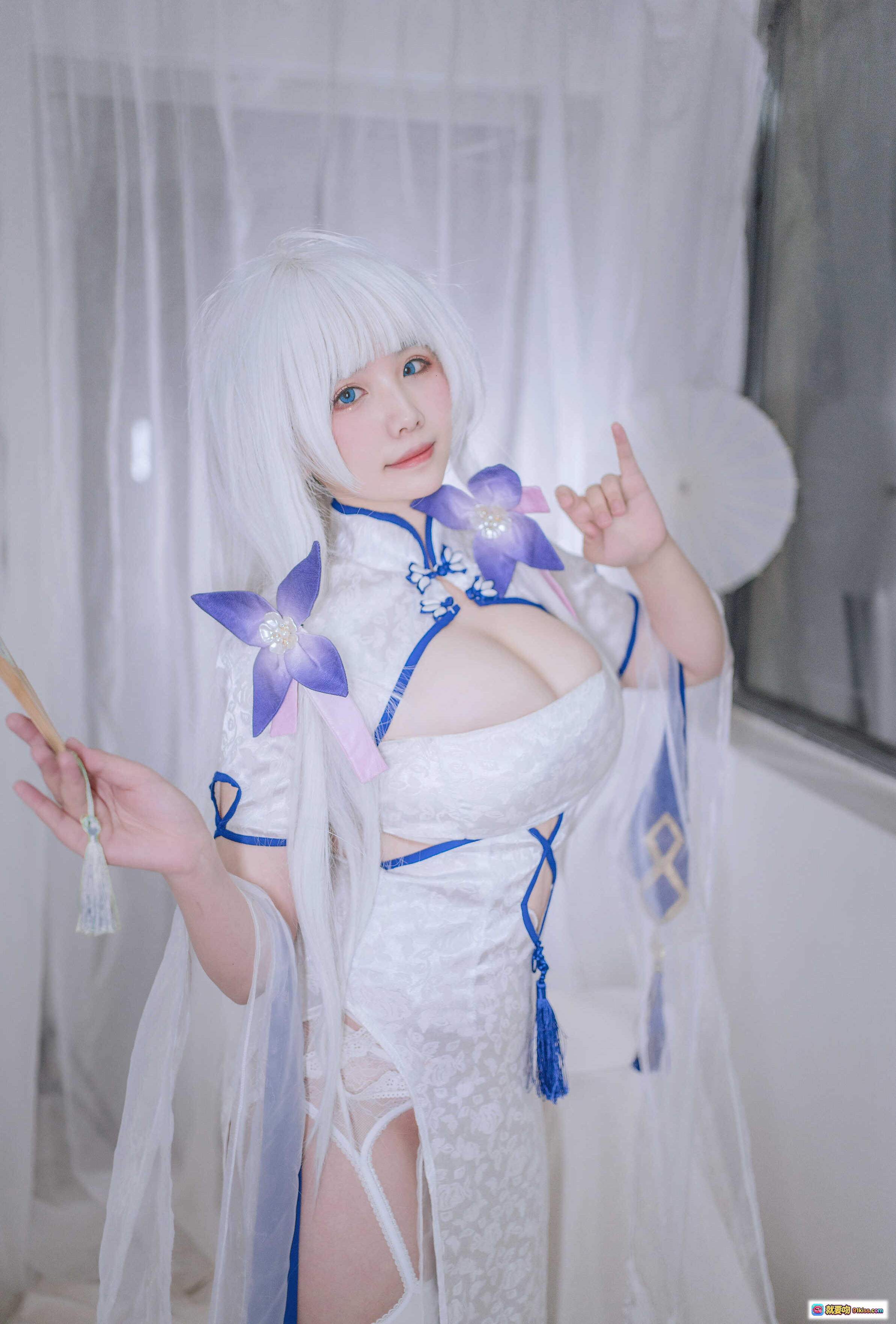 图片[3] - 阿半COS光辉旗袍写真33P高清图集 白发蓝花旗袍美腿高跟白丝性感坐姿室内拍摄 - 就要吻