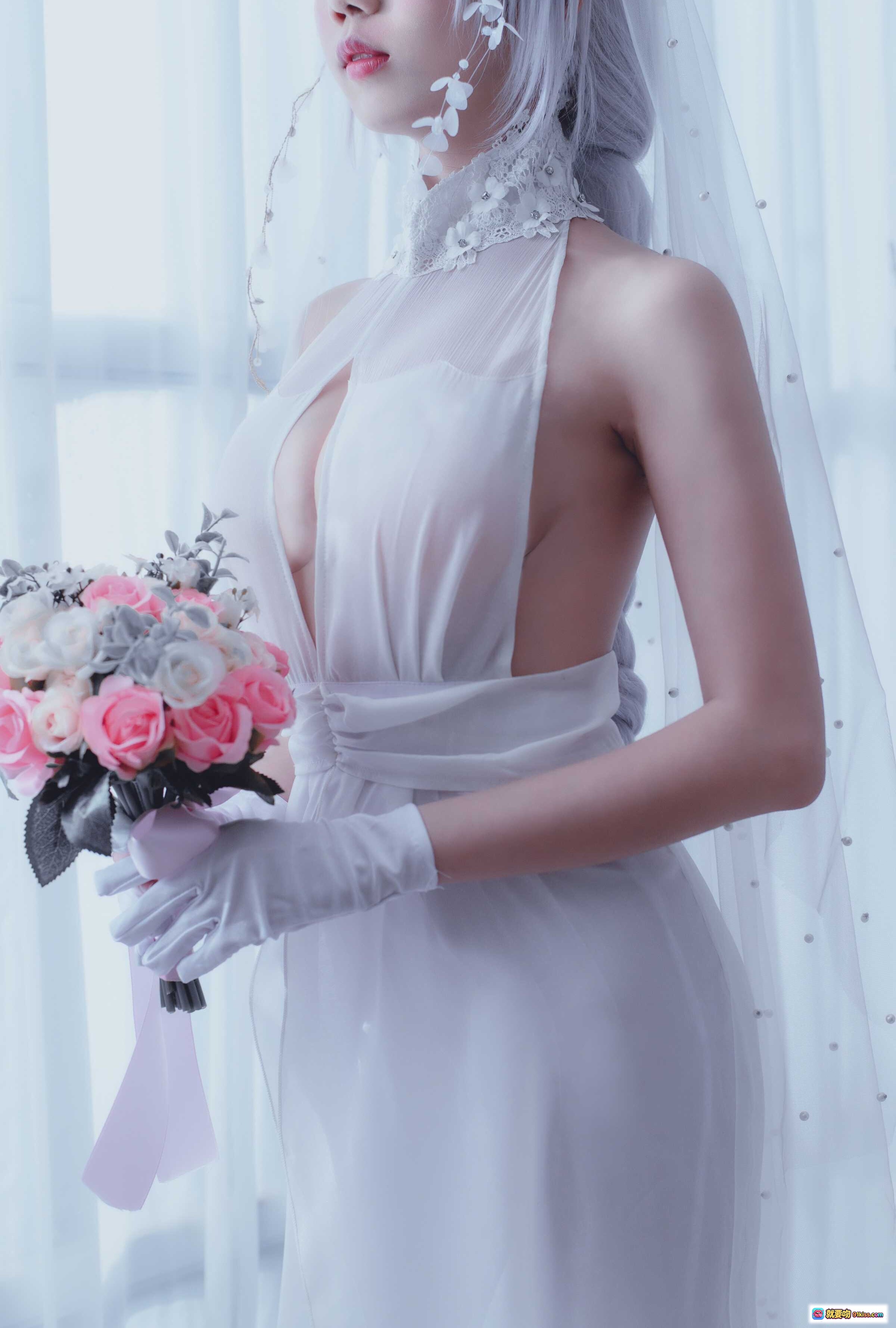 图片[1] - 迷失人形NO.001猎豹M1新娘写真｜白色蕾丝婚纱+透明薄纱+粉色花束+长手套+梦幻窗景人像摄影 - 就要吻