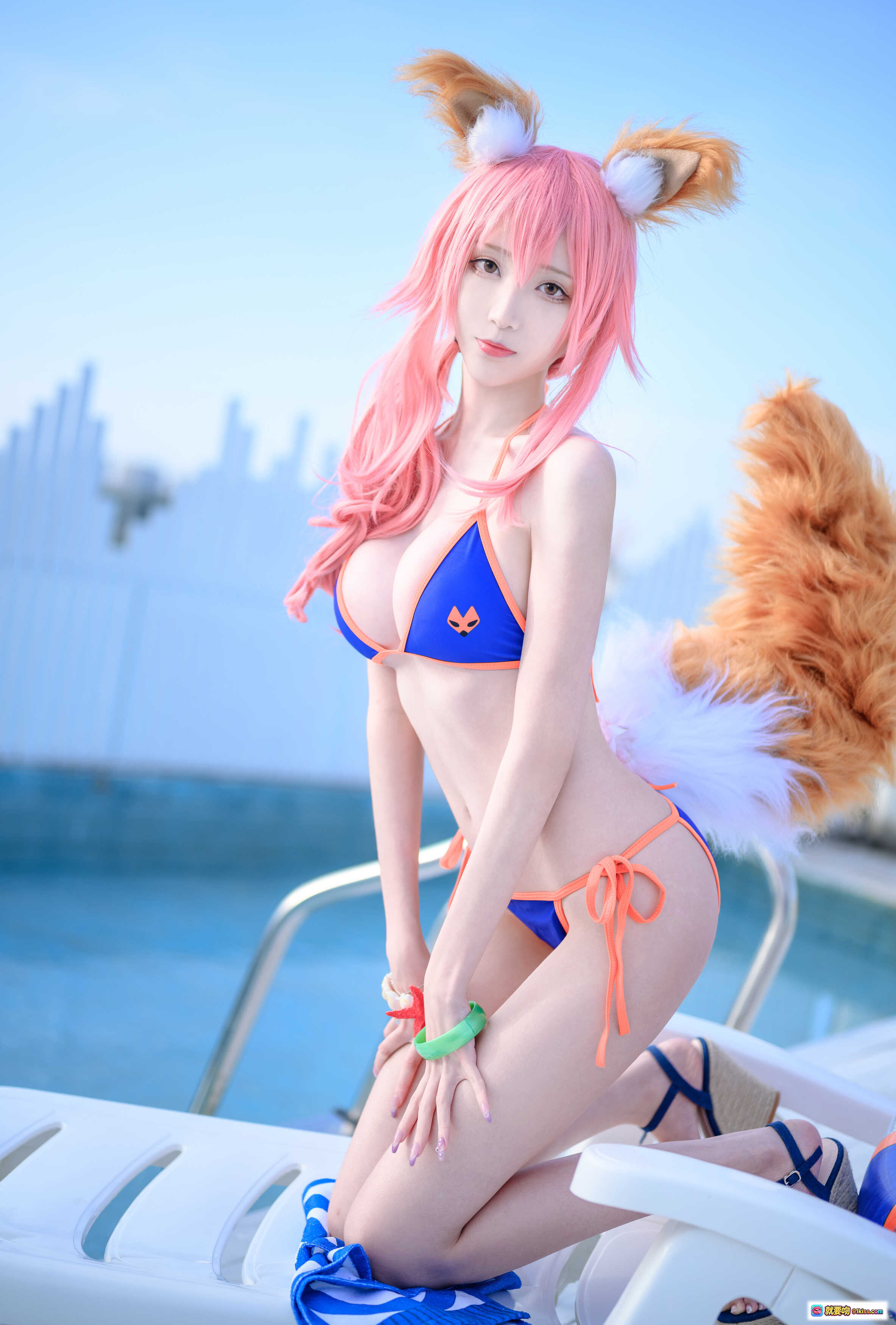 青青子Js玉藻前cos泳装写真_粉发狐耳比基尼_泳池边性感摆拍_48P高清图集 - 就要吻