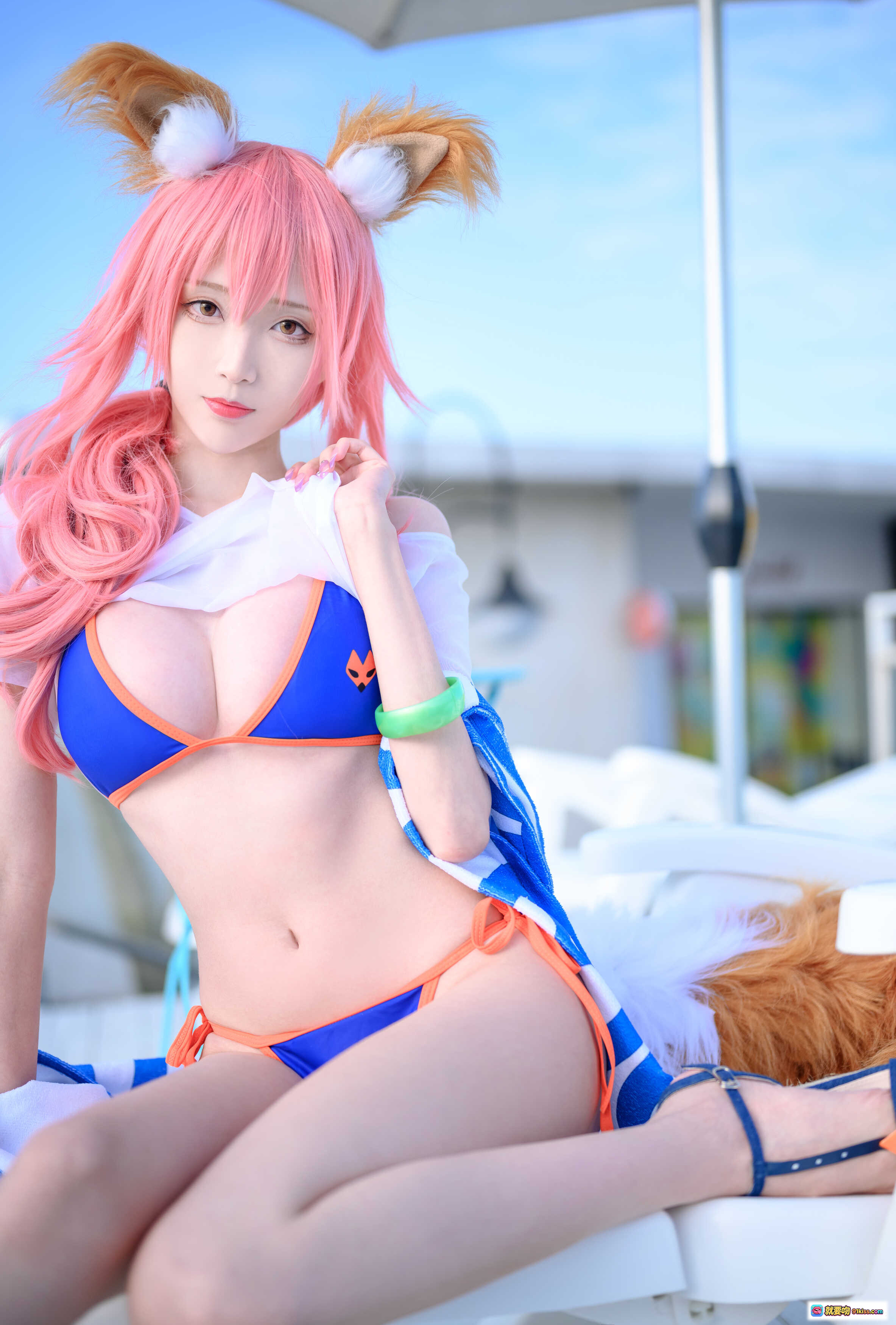 图片[2] - 青青子Js玉藻前cos泳装写真_粉发狐耳比基尼_泳池边性感摆拍_48P高清图集 - 就要吻