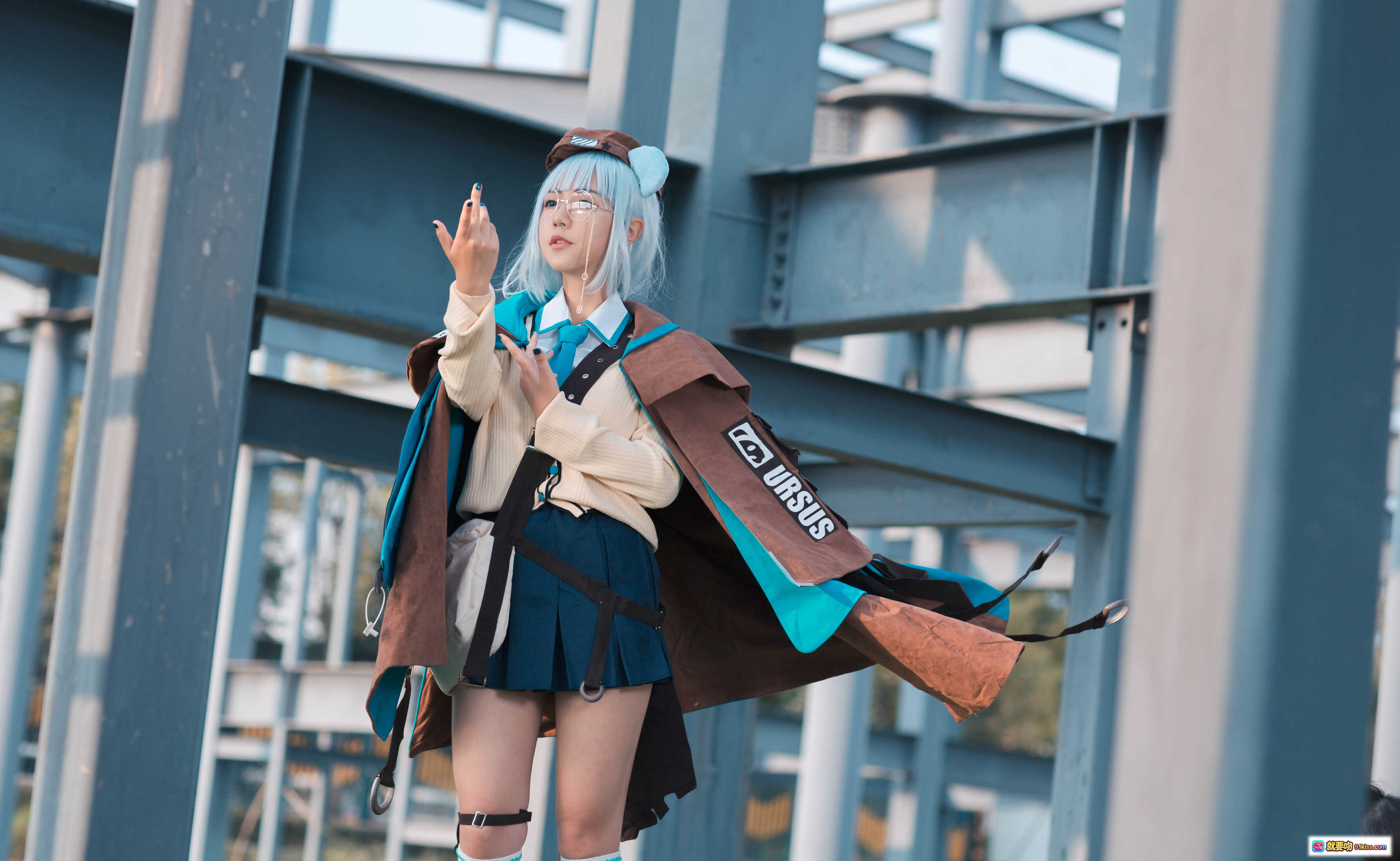 图片[3] - 蓝小沂KiKi NO.05 明日方舟 cosplay 精美还原 白发蓝裙 金属框架背景 户外写真 高清12P 52MB - 就要吻