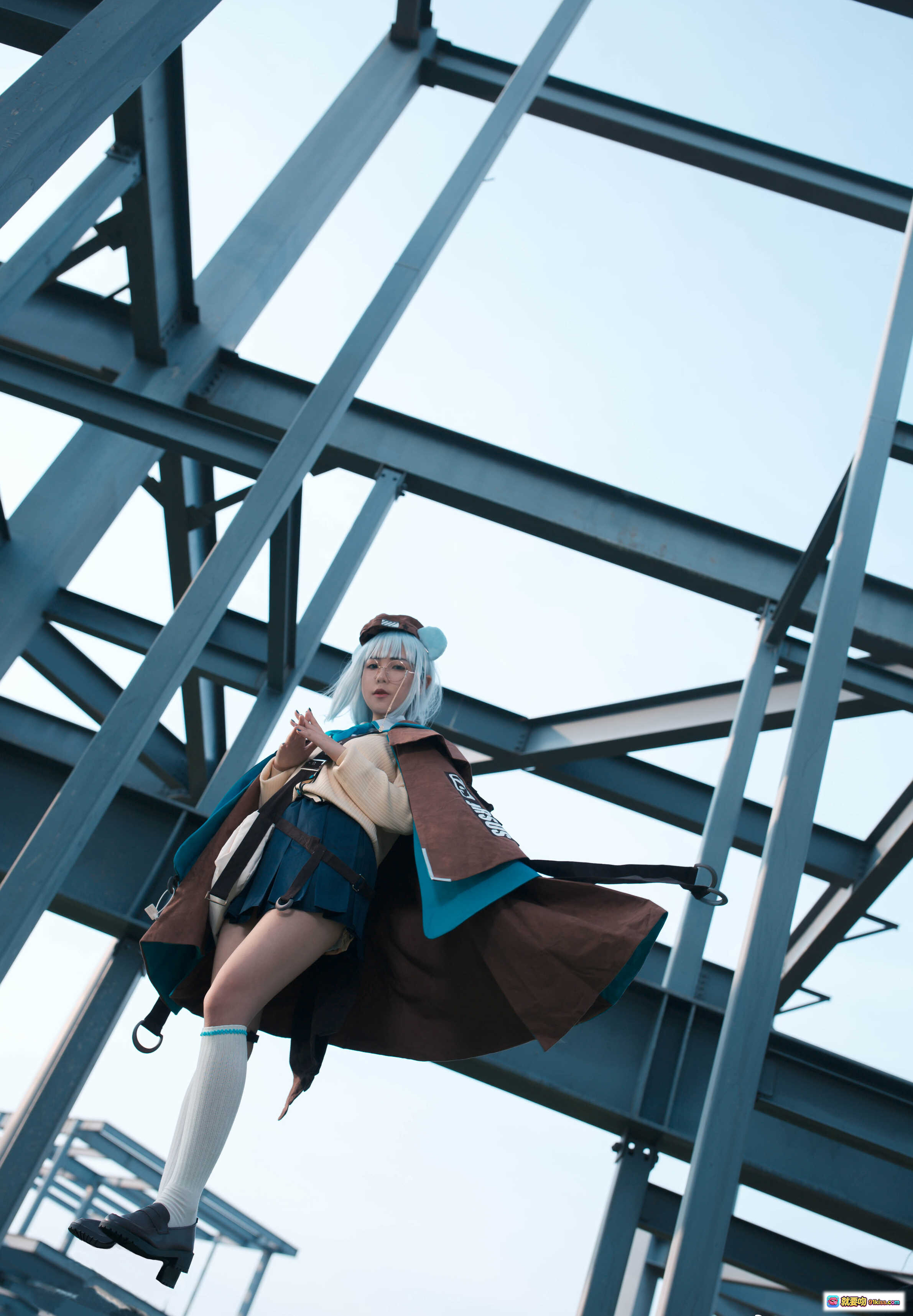 图片[8] - 蓝小沂KiKi NO.05 明日方舟 cosplay 精美还原 白发蓝裙 金属框架背景 户外写真 高清12P 52MB - 就要吻