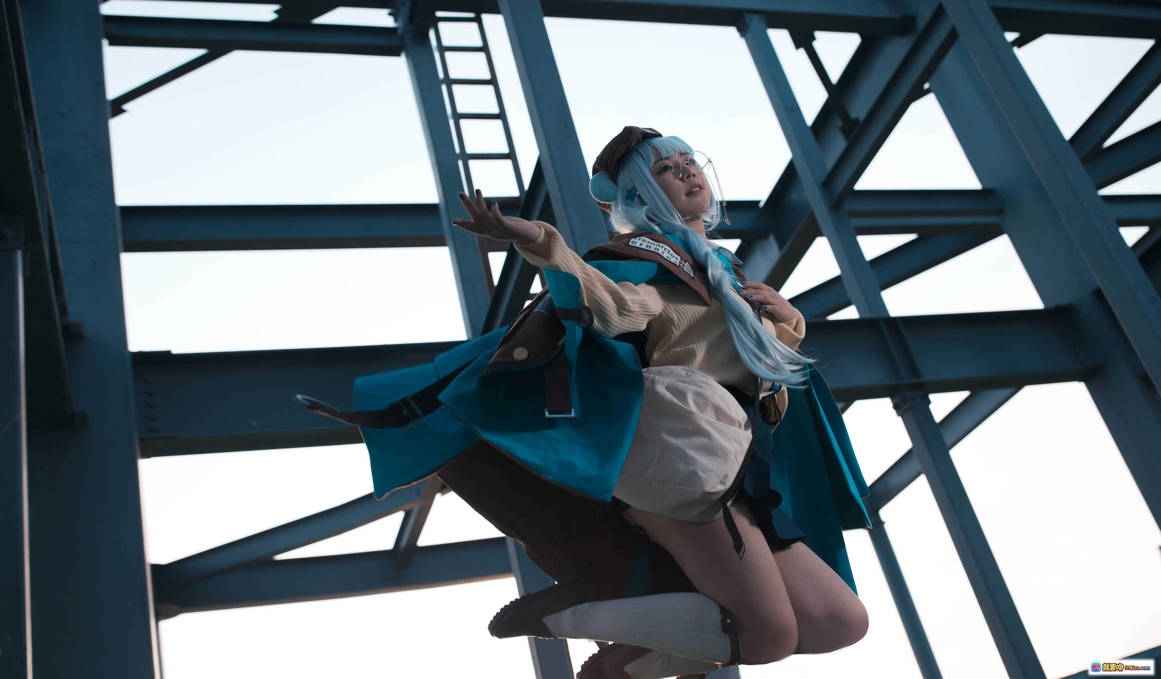 图片[10] - 蓝小沂KiKi NO.05 明日方舟 cosplay 精美还原 白发蓝裙 金属框架背景 户外写真 高清12P 52MB - 就要吻