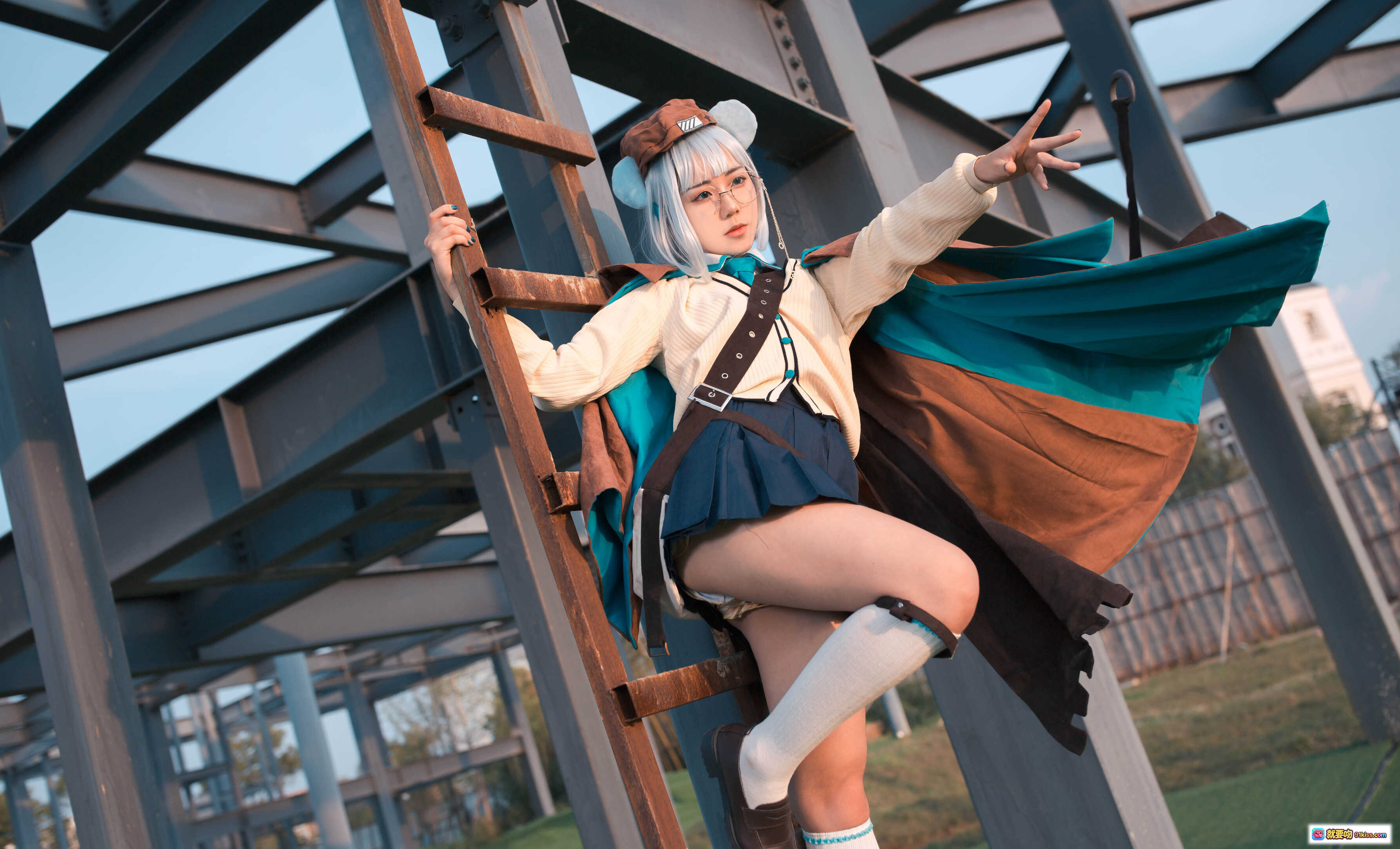 图片[9] - 蓝小沂KiKi NO.05 明日方舟 cosplay 精美还原 白发蓝裙 金属框架背景 户外写真 高清12P 52MB - 就要吻