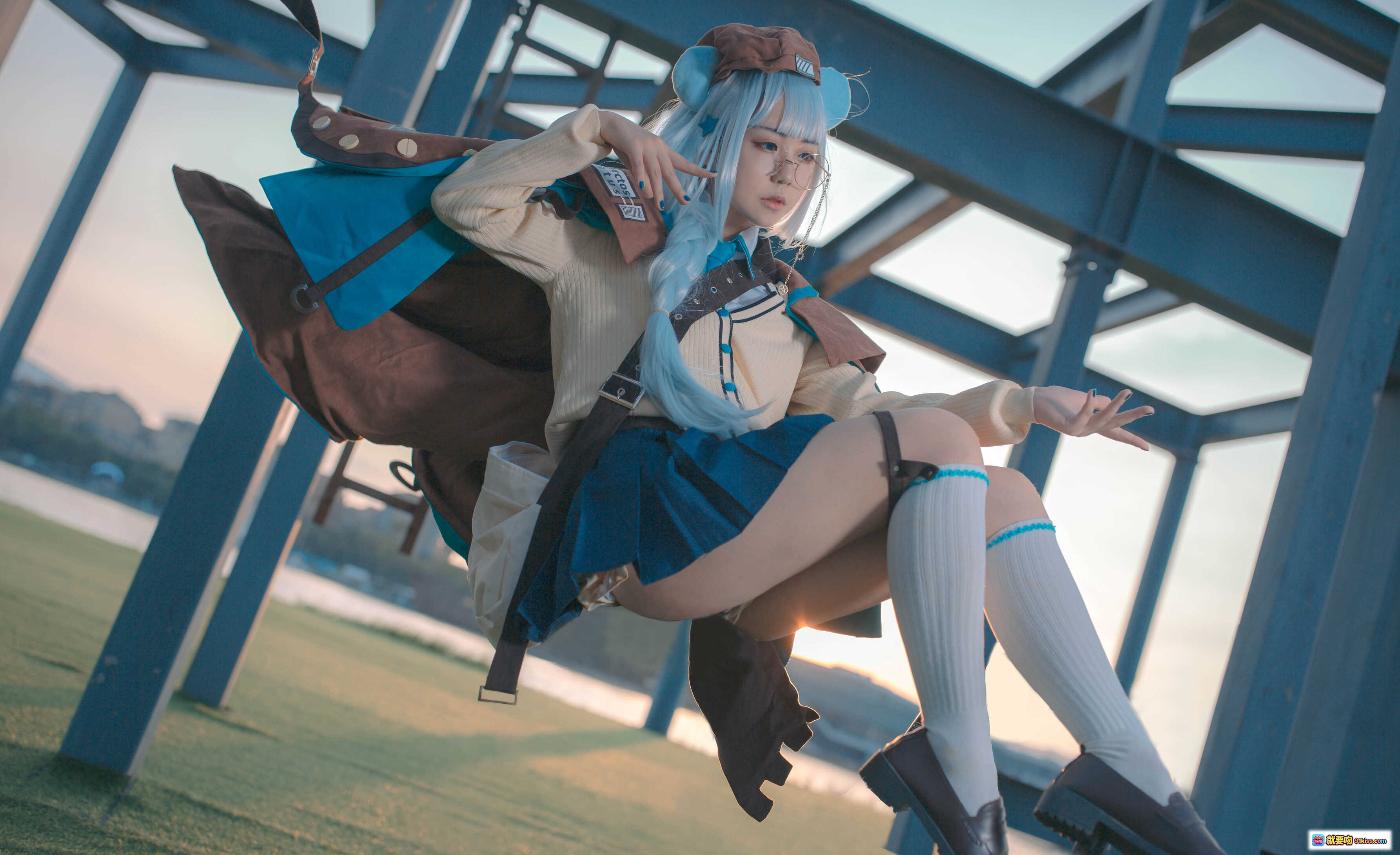 图片[6] - 蓝小沂KiKi NO.05 明日方舟 cosplay 精美还原 白发蓝裙 金属框架背景 户外写真 高清12P 52MB - 就要吻