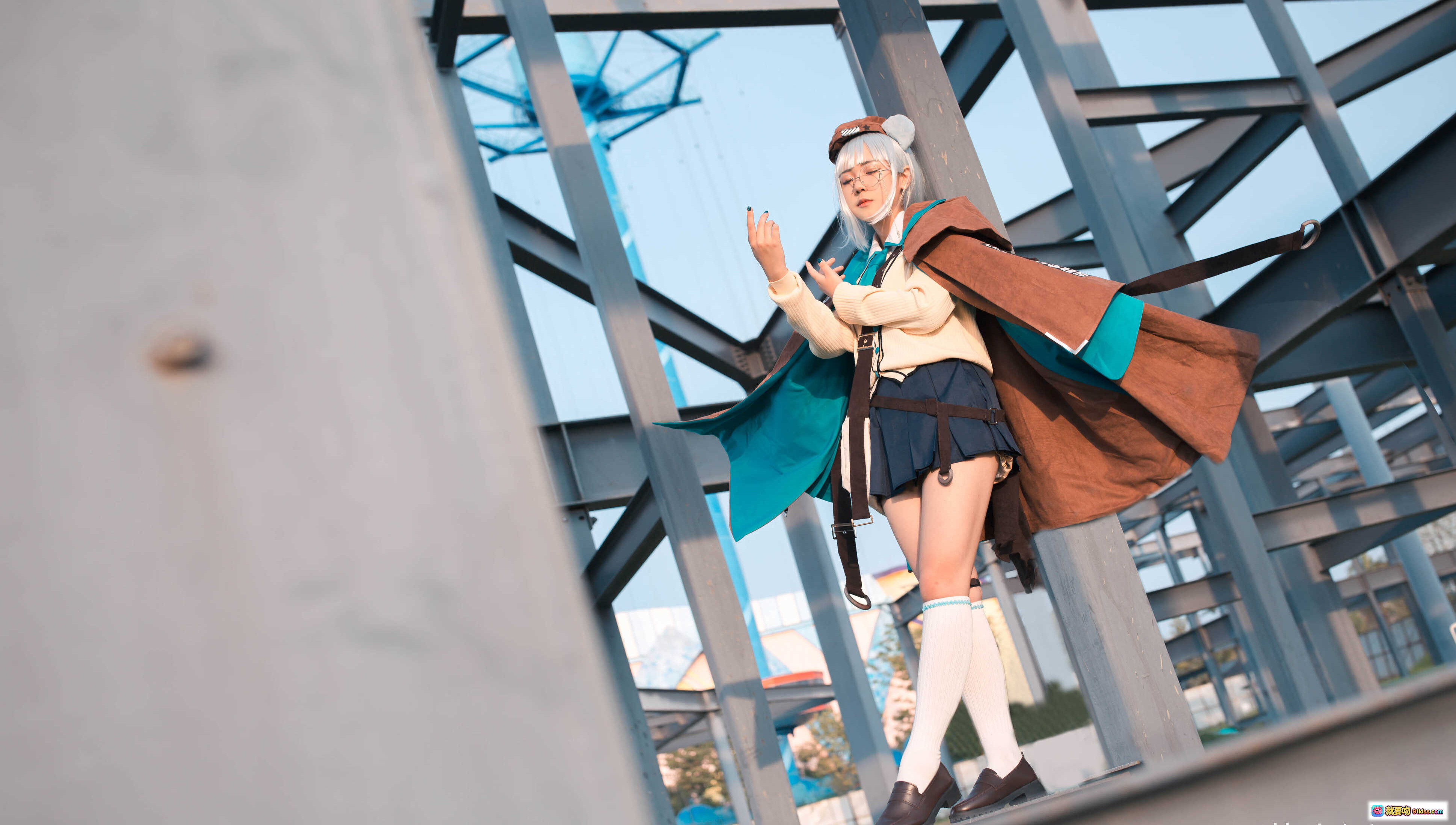 图片[2] - 蓝小沂KiKi NO.05 明日方舟 cosplay 精美还原 白发蓝裙 金属框架背景 户外写真 高清12P 52MB - 就要吻