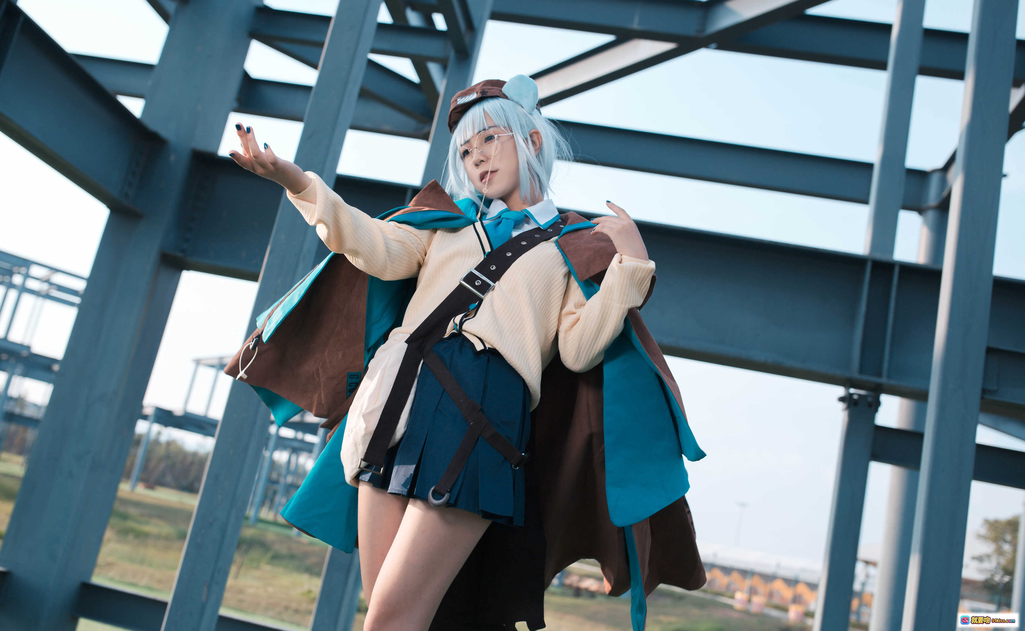 蓝小沂KiKi NO.05 明日方舟 cosplay 精美还原 白发蓝裙 金属框架背景 户外写真 高清12P 52MB - 就要吻