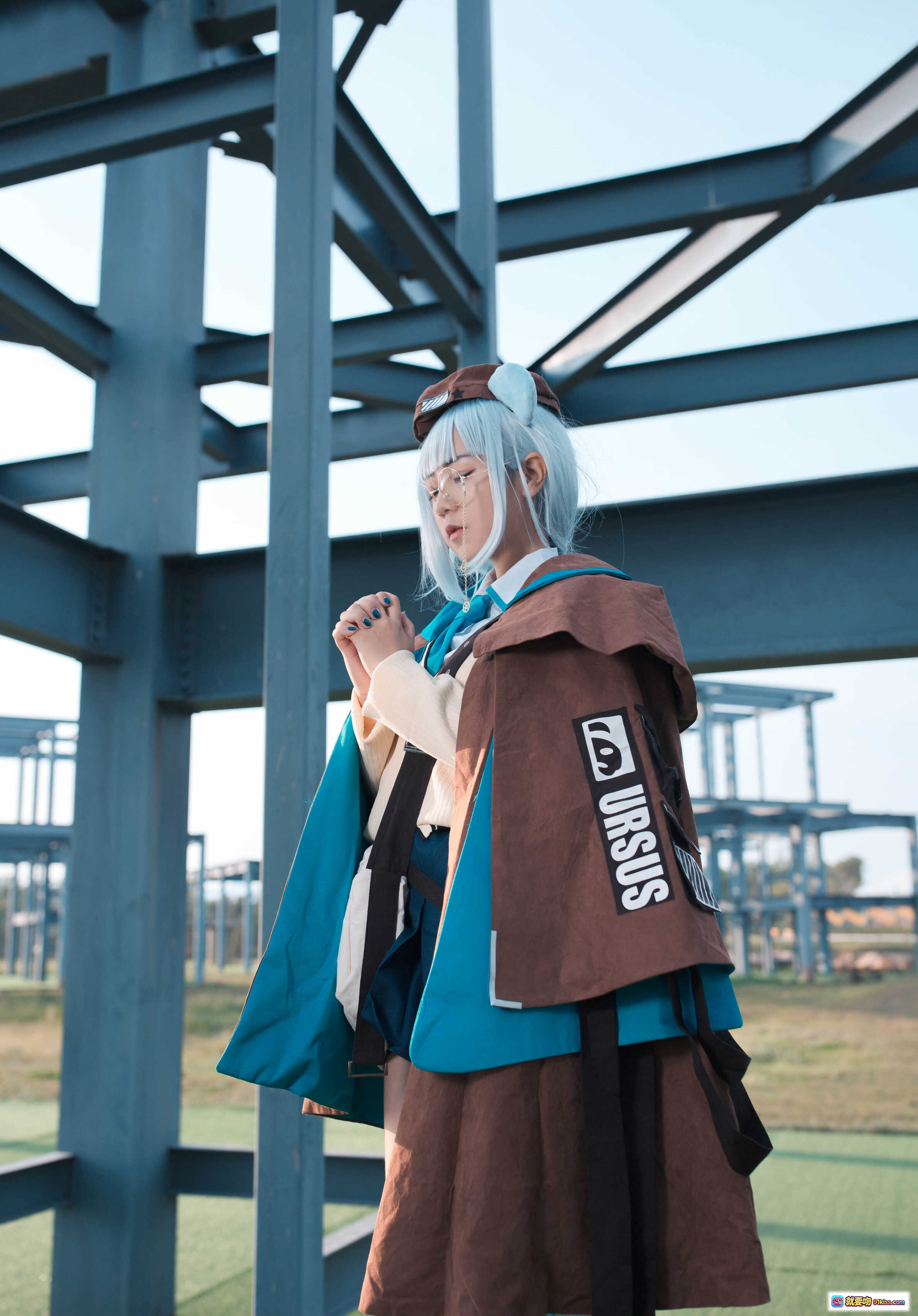 图片[4] - 蓝小沂KiKi NO.05 明日方舟 cosplay 精美还原 白发蓝裙 金属框架背景 户外写真 高清12P 52MB - 就要吻