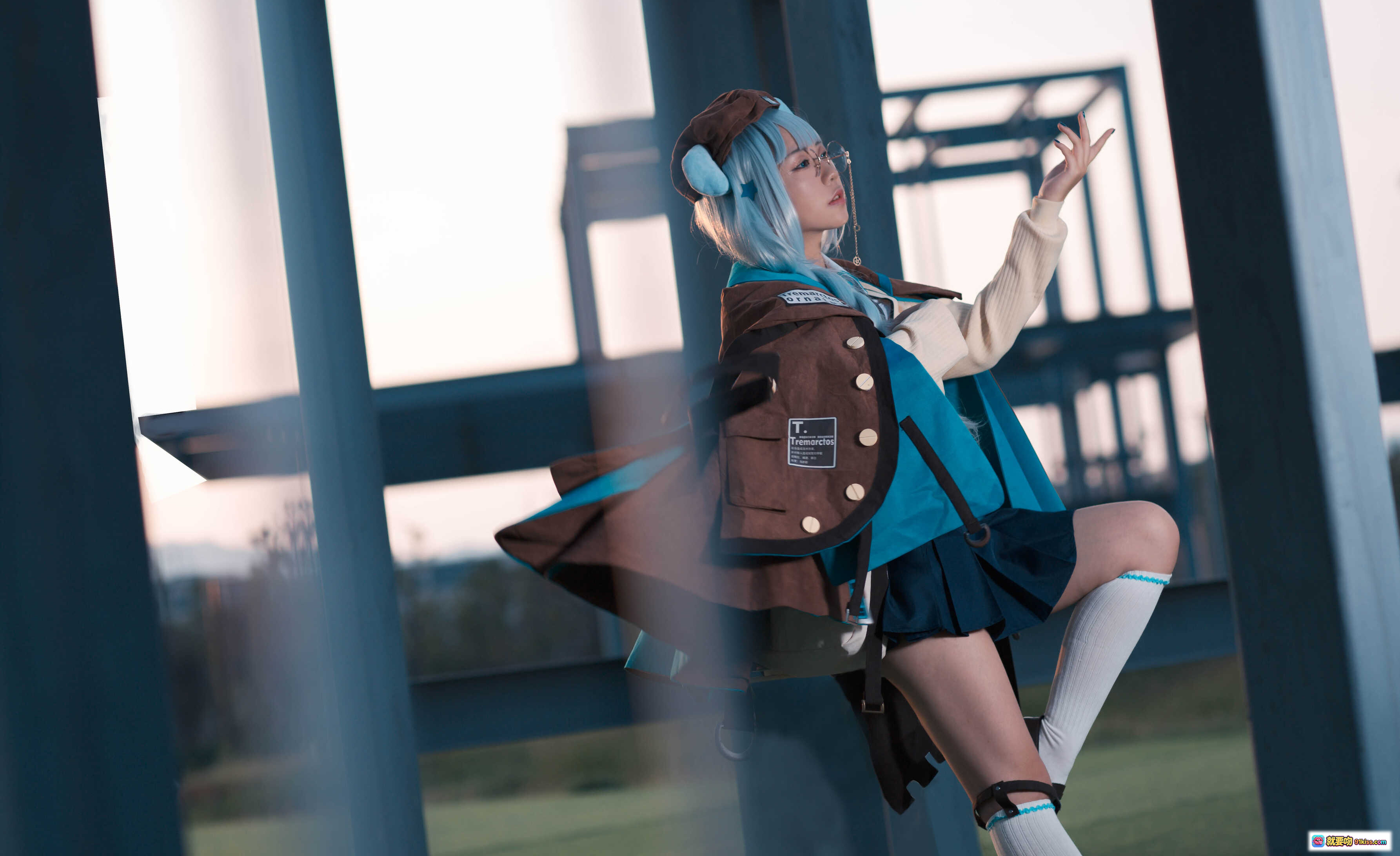 图片[5] - 蓝小沂KiKi NO.05 明日方舟 cosplay 精美还原 白发蓝裙 金属框架背景 户外写真 高清12P 52MB - 就要吻