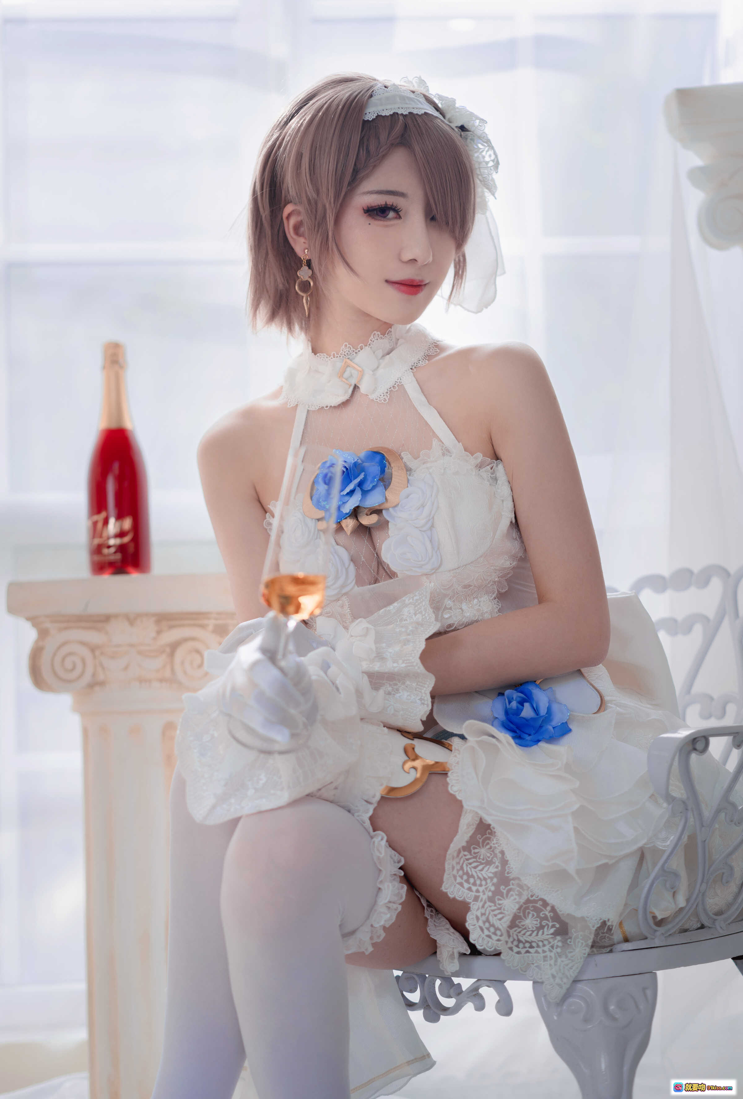 弥音音NO.036丽塔花嫁COS写真｜白色蕾丝婚纱裙+蓝色玫瑰装饰+精致头纱+优雅坐姿+高清33P美图 - 就要吻