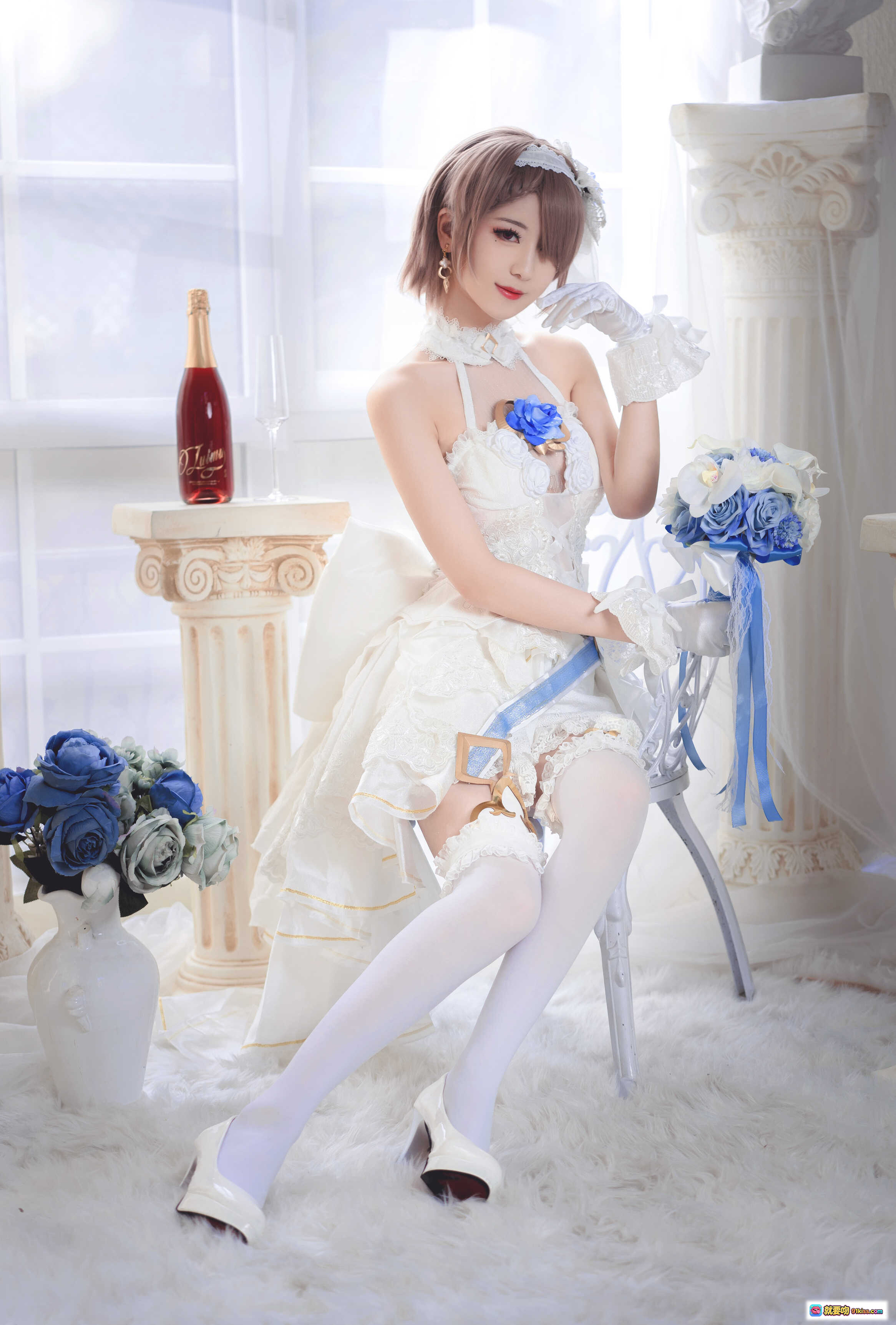 图片[7] - 弥音音NO.036丽塔花嫁COS写真｜白色蕾丝婚纱裙+蓝色玫瑰装饰+精致头纱+优雅坐姿+高清33P美图 - 就要吻