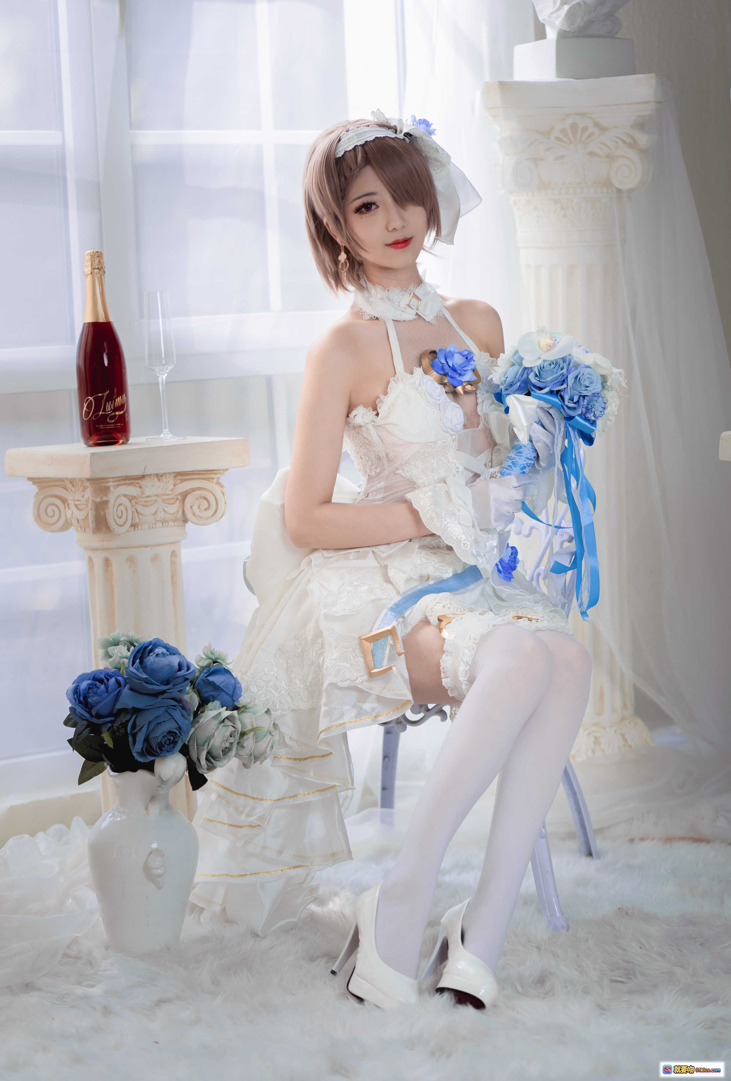 图片[3] - 弥音音NO.036丽塔花嫁COS写真｜白色蕾丝婚纱裙+蓝色玫瑰装饰+精致头纱+优雅坐姿+高清33P美图 - 就要吻