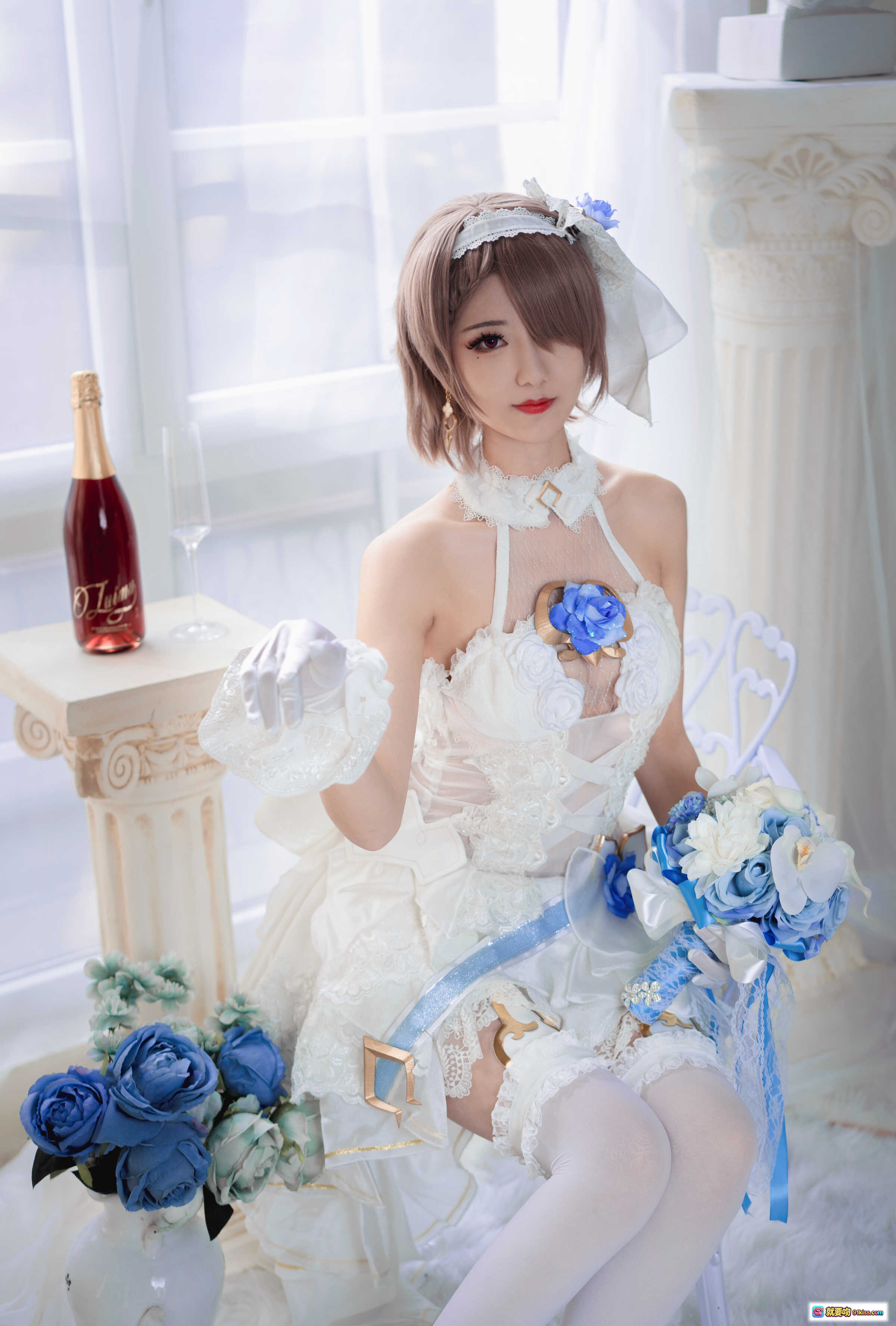 图片[6] - 弥音音NO.036丽塔花嫁COS写真｜白色蕾丝婚纱裙+蓝色玫瑰装饰+精致头纱+优雅坐姿+高清33P美图 - 就要吻