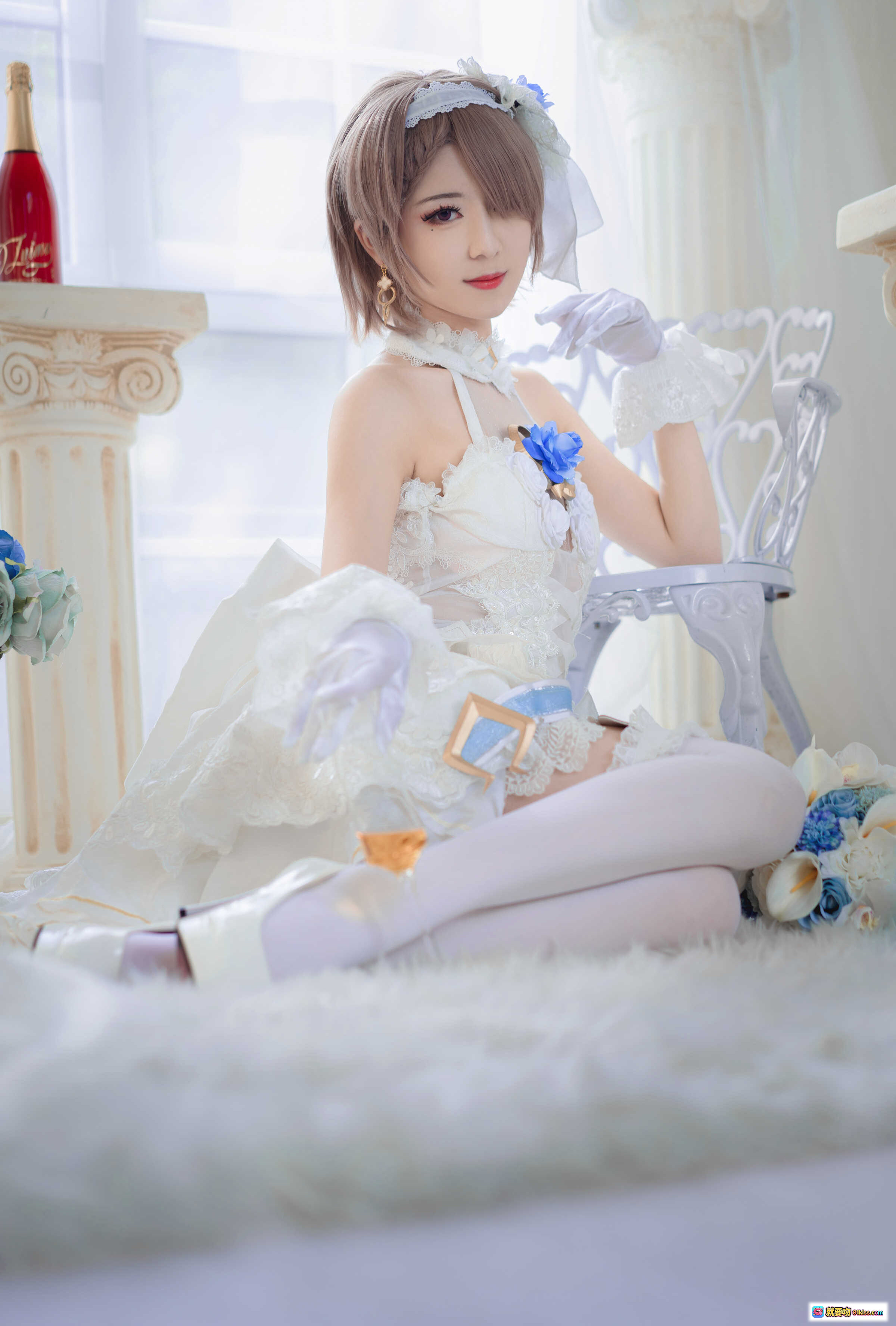 图片[8] - 弥音音NO.036丽塔花嫁COS写真｜白色蕾丝婚纱裙+蓝色玫瑰装饰+精致头纱+优雅坐姿+高清33P美图 - 就要吻