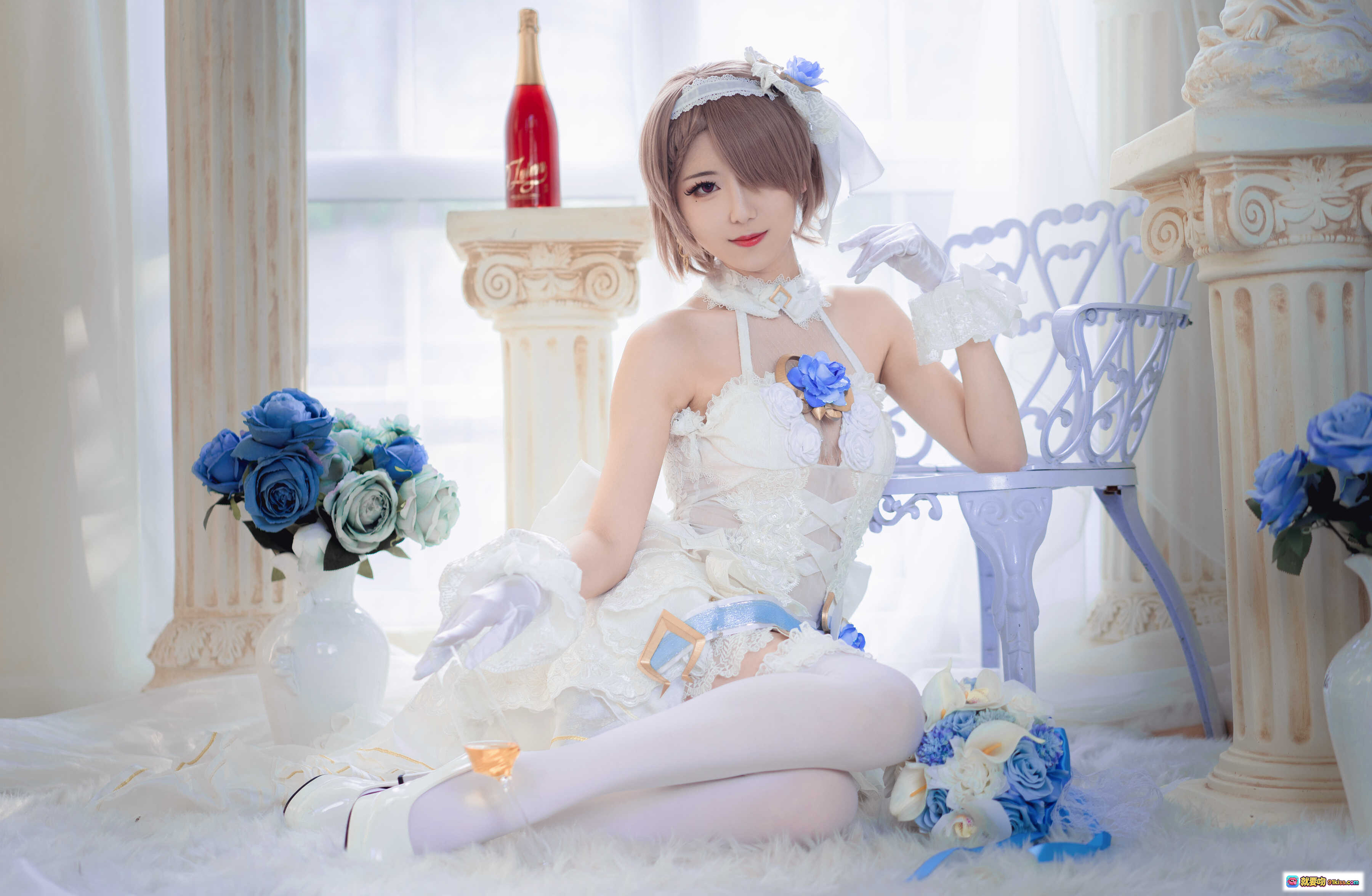 图片[4] - 弥音音NO.036丽塔花嫁COS写真｜白色蕾丝婚纱裙+蓝色玫瑰装饰+精致头纱+优雅坐姿+高清33P美图 - 就要吻