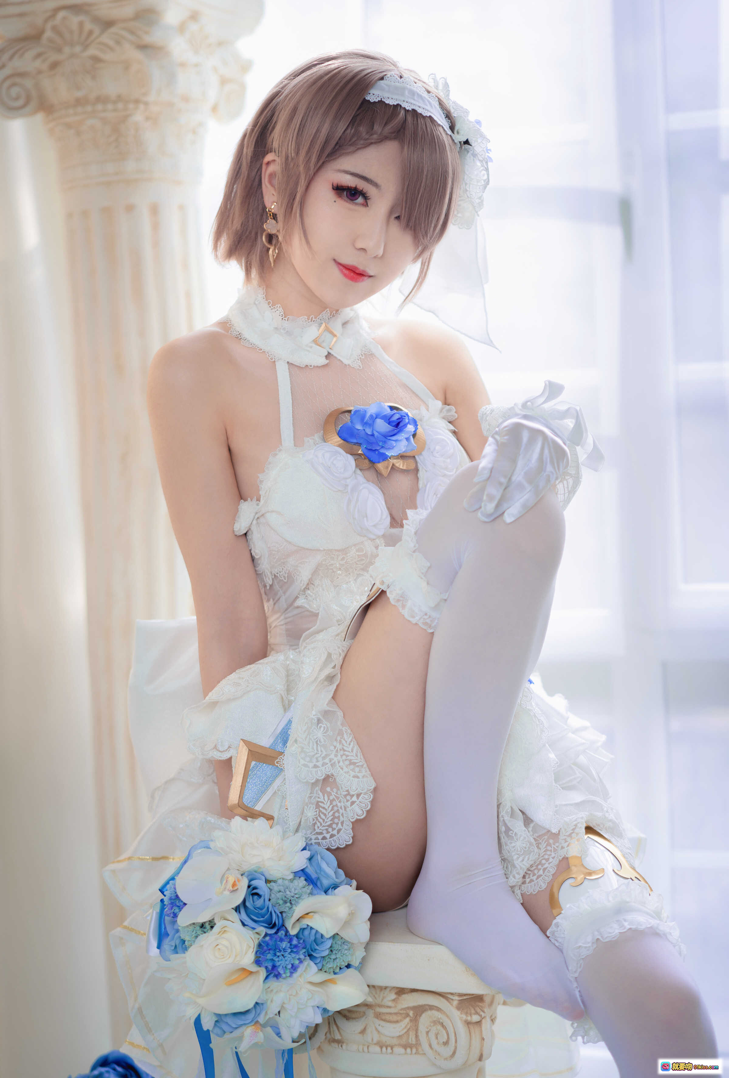 图片[10] - 弥音音NO.036丽塔花嫁COS写真｜白色蕾丝婚纱裙+蓝色玫瑰装饰+精致头纱+优雅坐姿+高清33P美图 - 就要吻