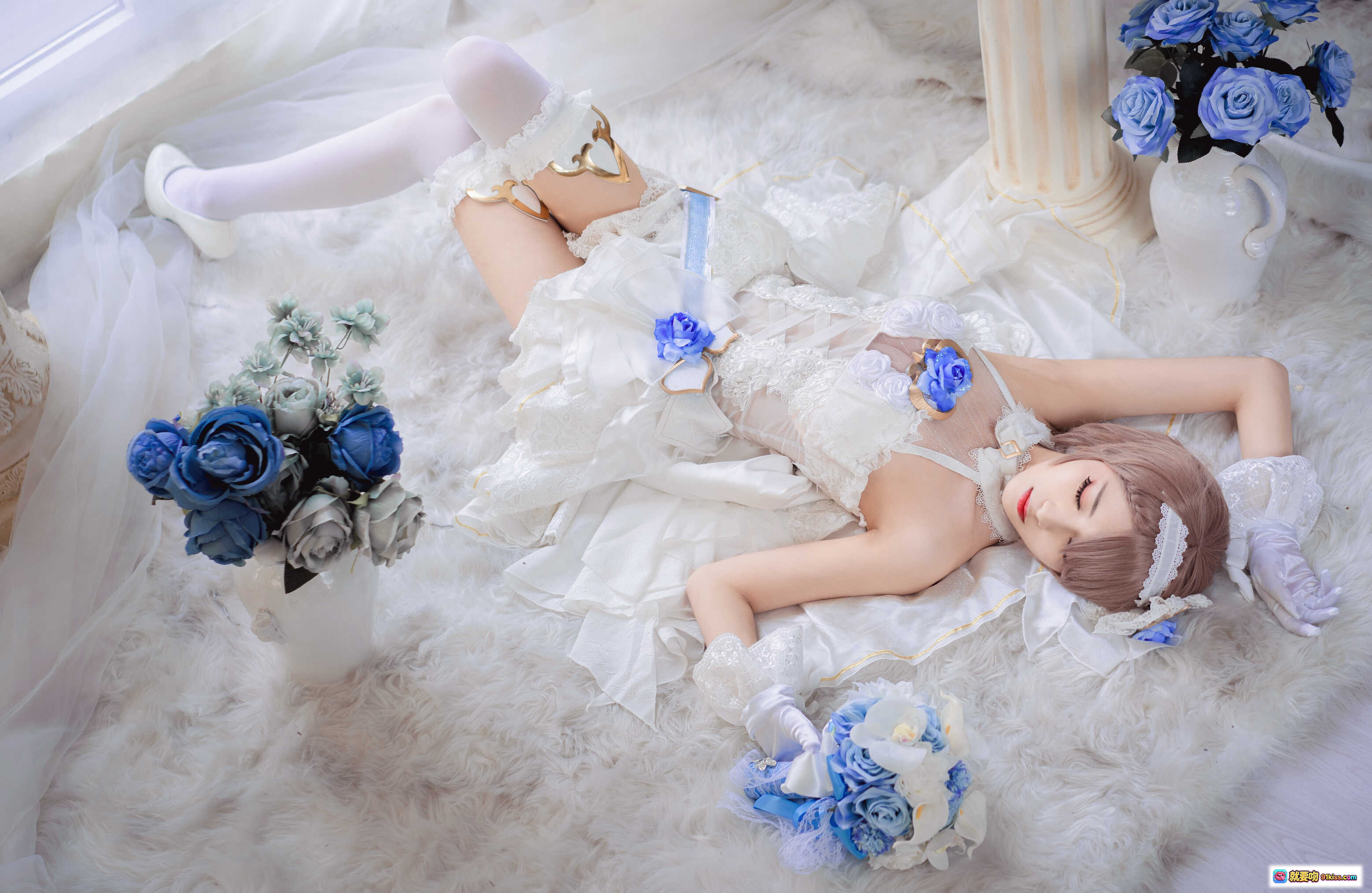 图片[9] - 弥音音NO.036丽塔花嫁COS写真｜白色蕾丝婚纱裙+蓝色玫瑰装饰+精致头纱+优雅坐姿+高清33P美图 - 就要吻