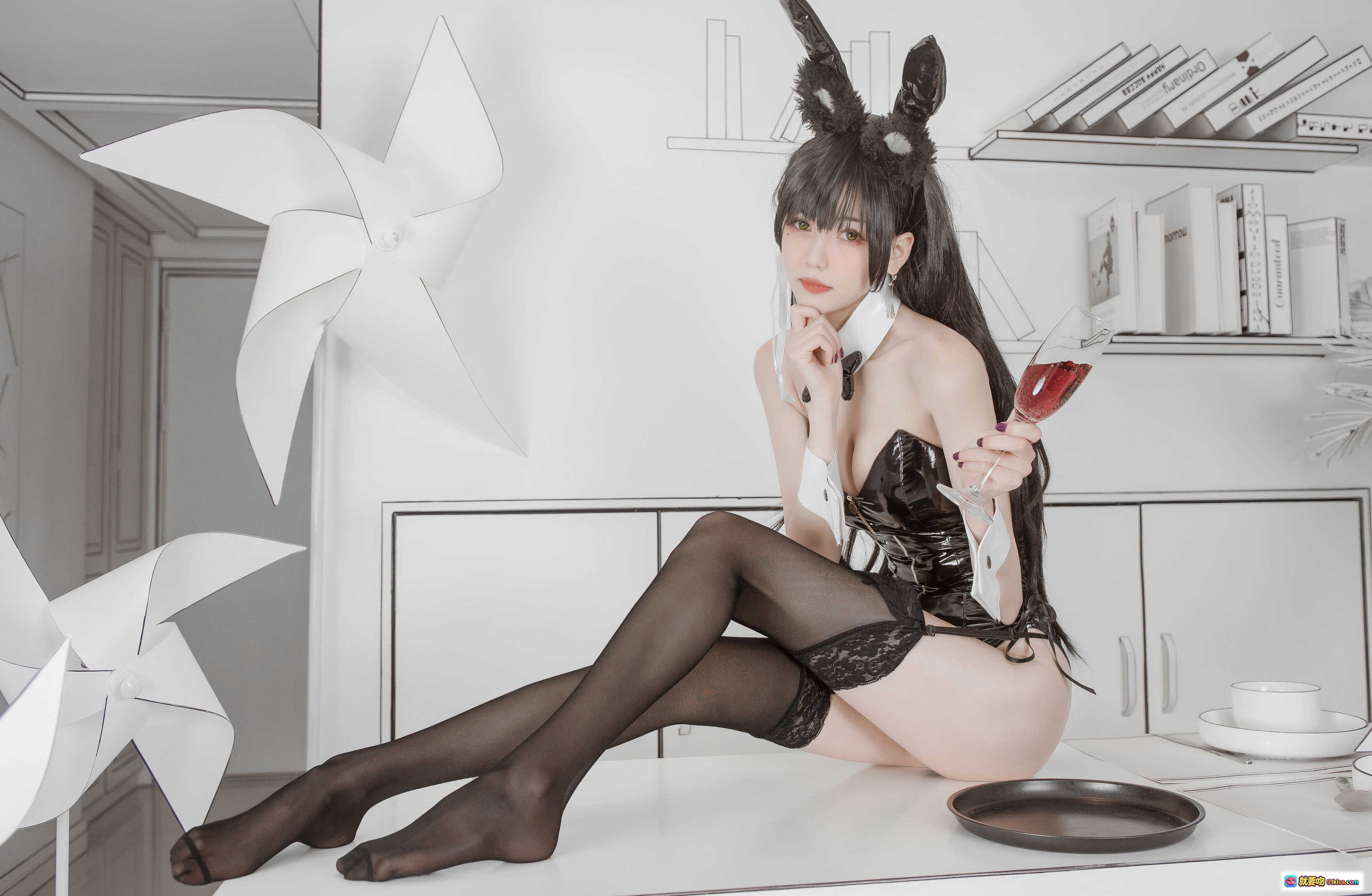 图片[8] - 爱宕兔女郎COS写真 | 黑色漆皮紧身衣+蕾丝黑丝+兔耳蝴蝶结 | 你的负卿NO.020高清30P - 就要吻