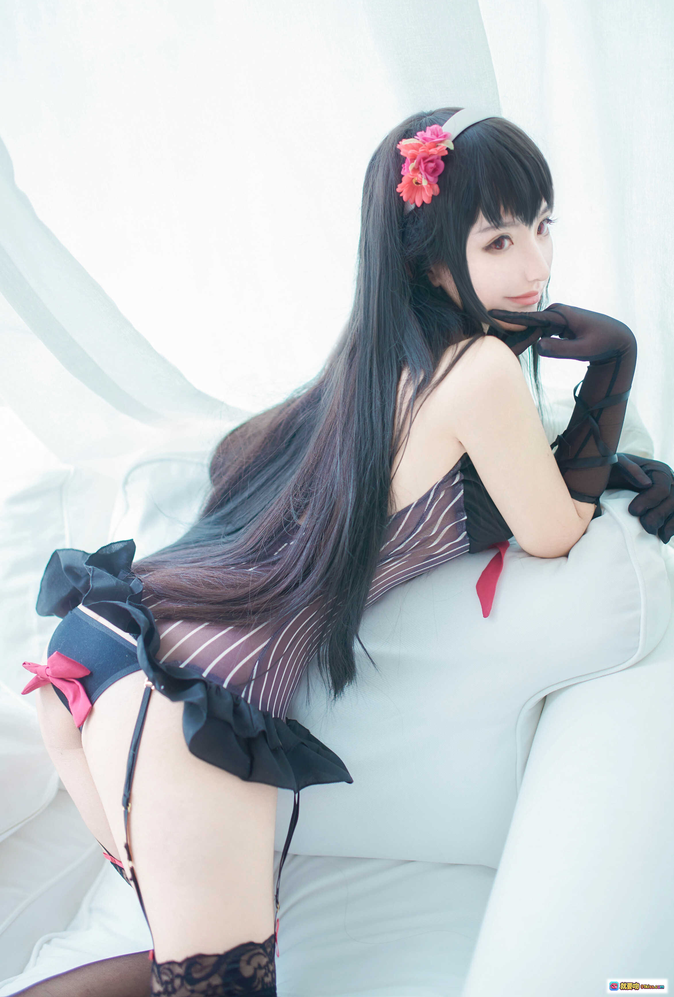 图片[4] - Shika小鹿鹿NO.013路人女主Cosplay写真 40P高清黑丝蕾丝吊带裙花饰发夹木地板躺姿美拍 - 就要吻