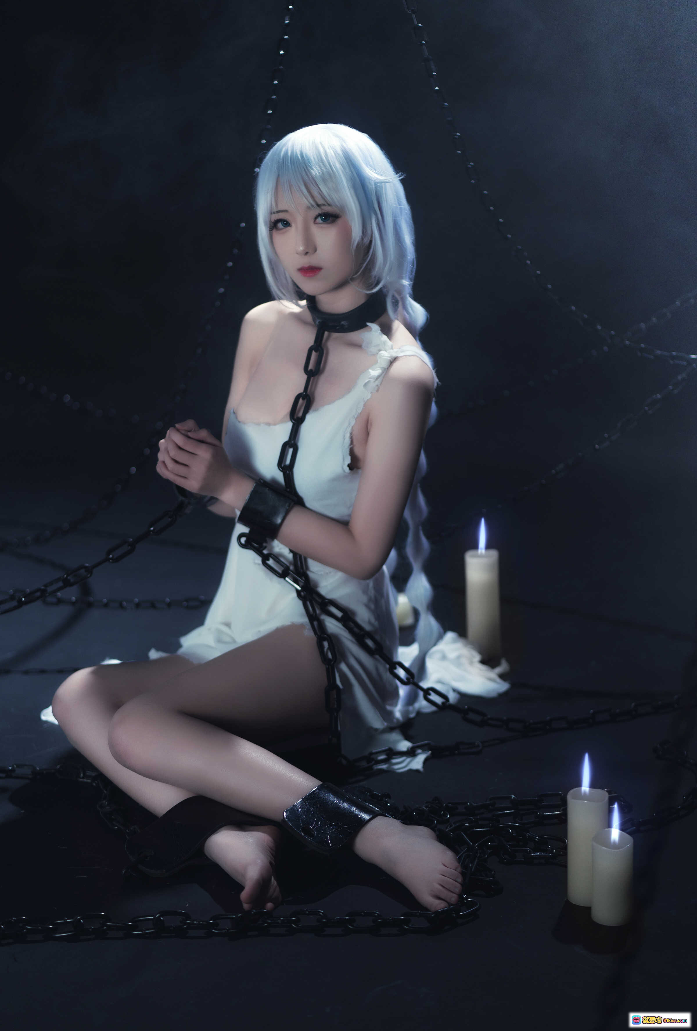图片[5] - 斯卡蒂cosplay白发少女铁链束缚暗黑烟雾烛光氛围感写真NO.027 - 就要吻