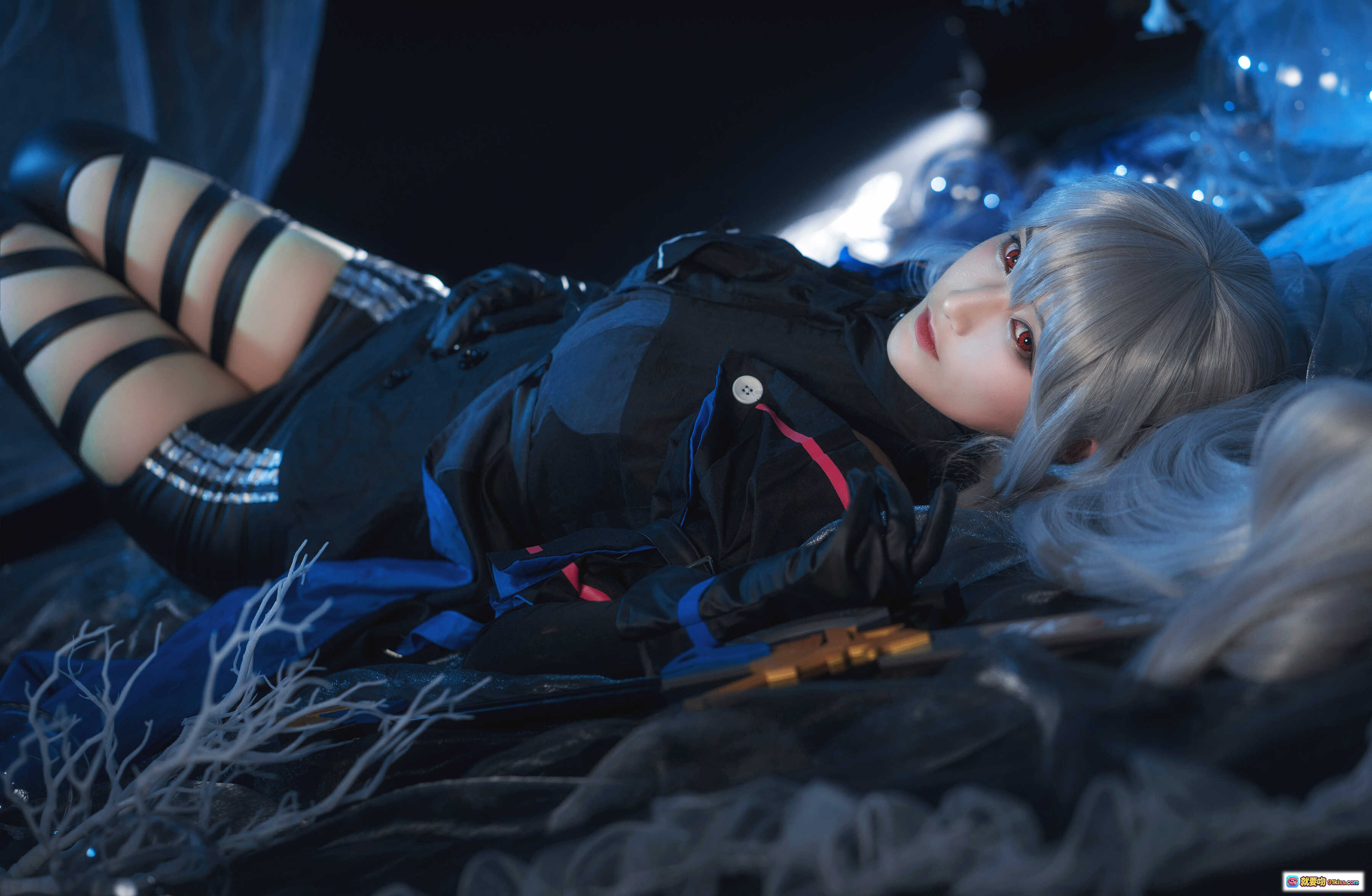 图片[4] - 斯卡蒂cosplay白发少女铁链束缚暗黑烟雾烛光氛围感写真NO.027 - 就要吻