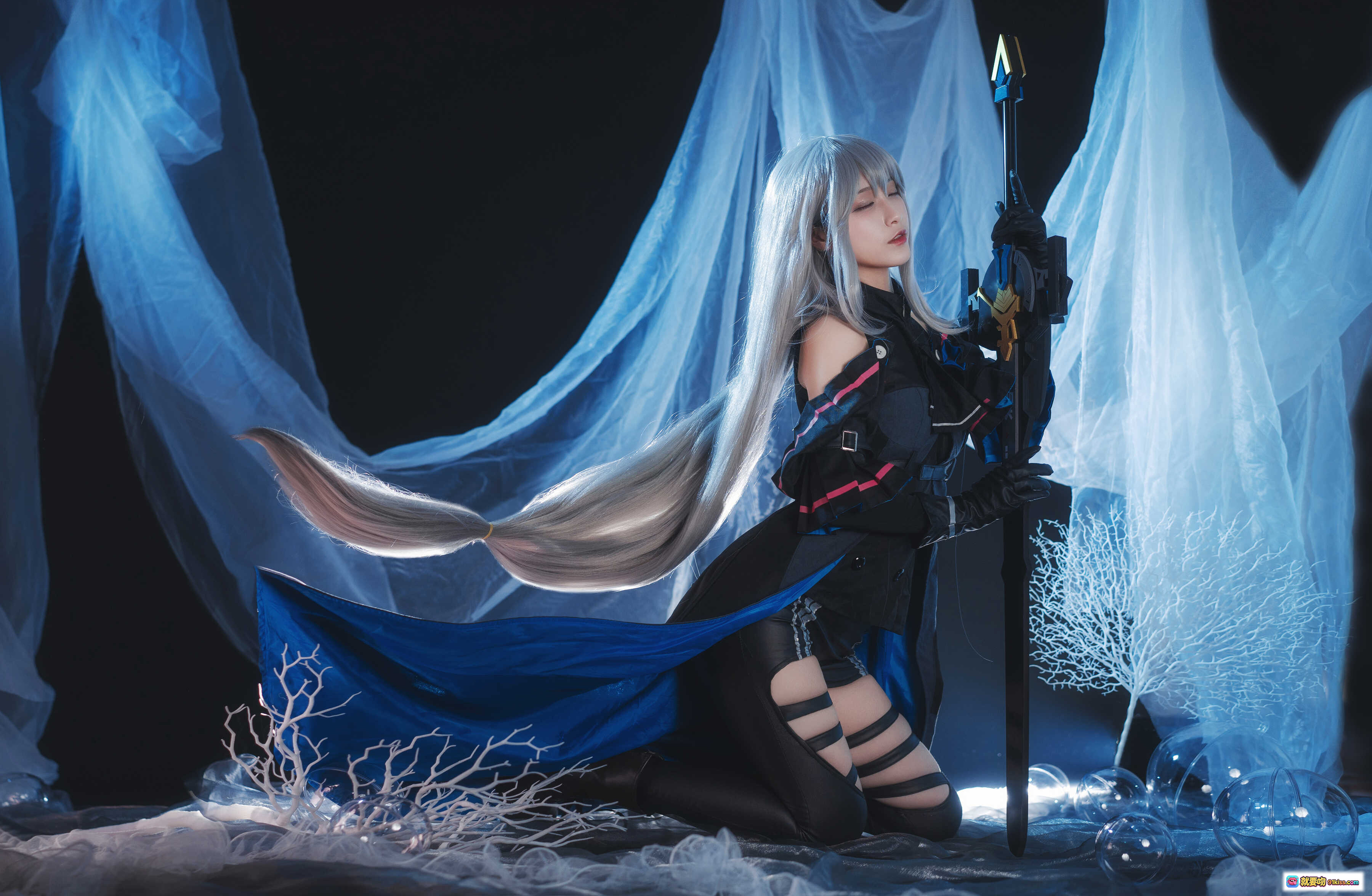 图片[2] - 斯卡蒂cosplay白发少女铁链束缚暗黑烟雾烛光氛围感写真NO.027 - 就要吻