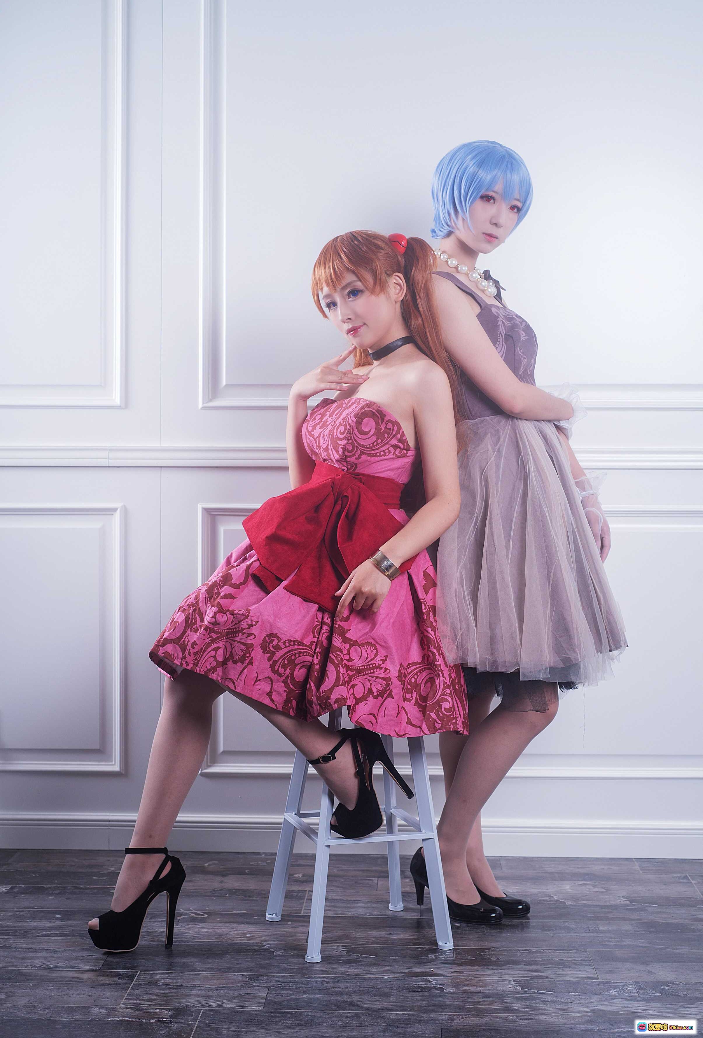 图片[8] - 弥音音NO.022明日香兰格丽Cosplay写真｜精致礼服双人背靠造型｜蓝发粉裙优雅少女风 - 就要吻