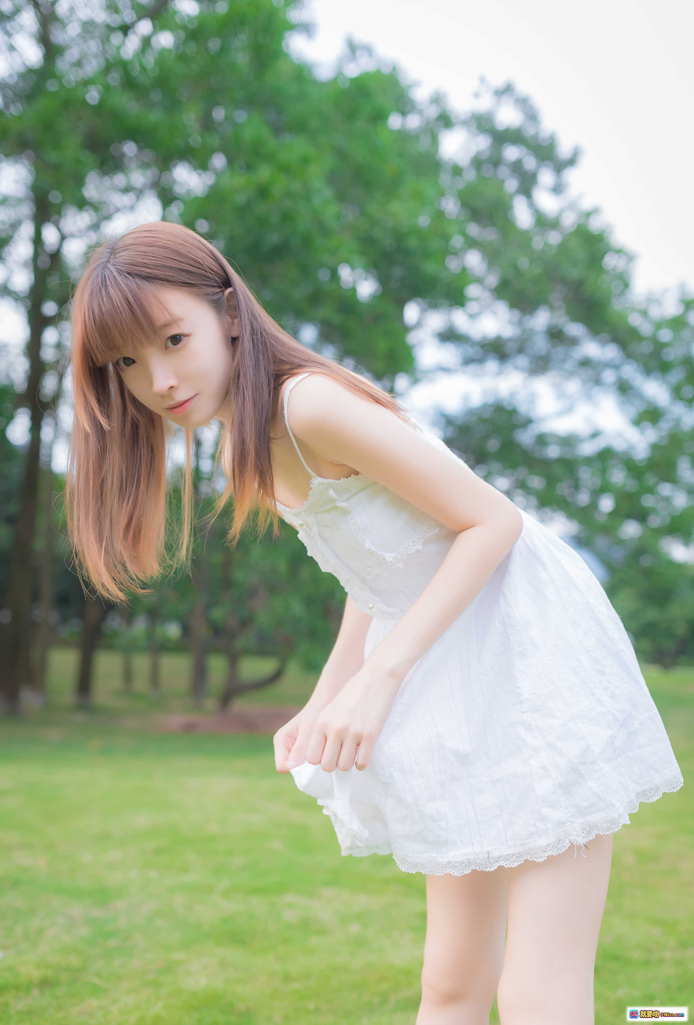 图片[10] - 祖木子NO.015纯纯女孩白色连衣裙裸足坐石阶美腿特写清新自然写真50P - 就要吻