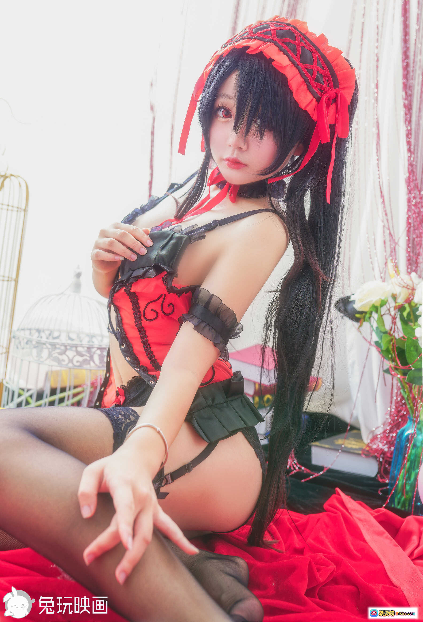 图片[1] - 日奈娇NO.013狂三Cosplay写真 – 红黑蕾丝女仆装 黑长直美少女 甜酷诱惑姿势 室内布景高清图集 - 就要吻