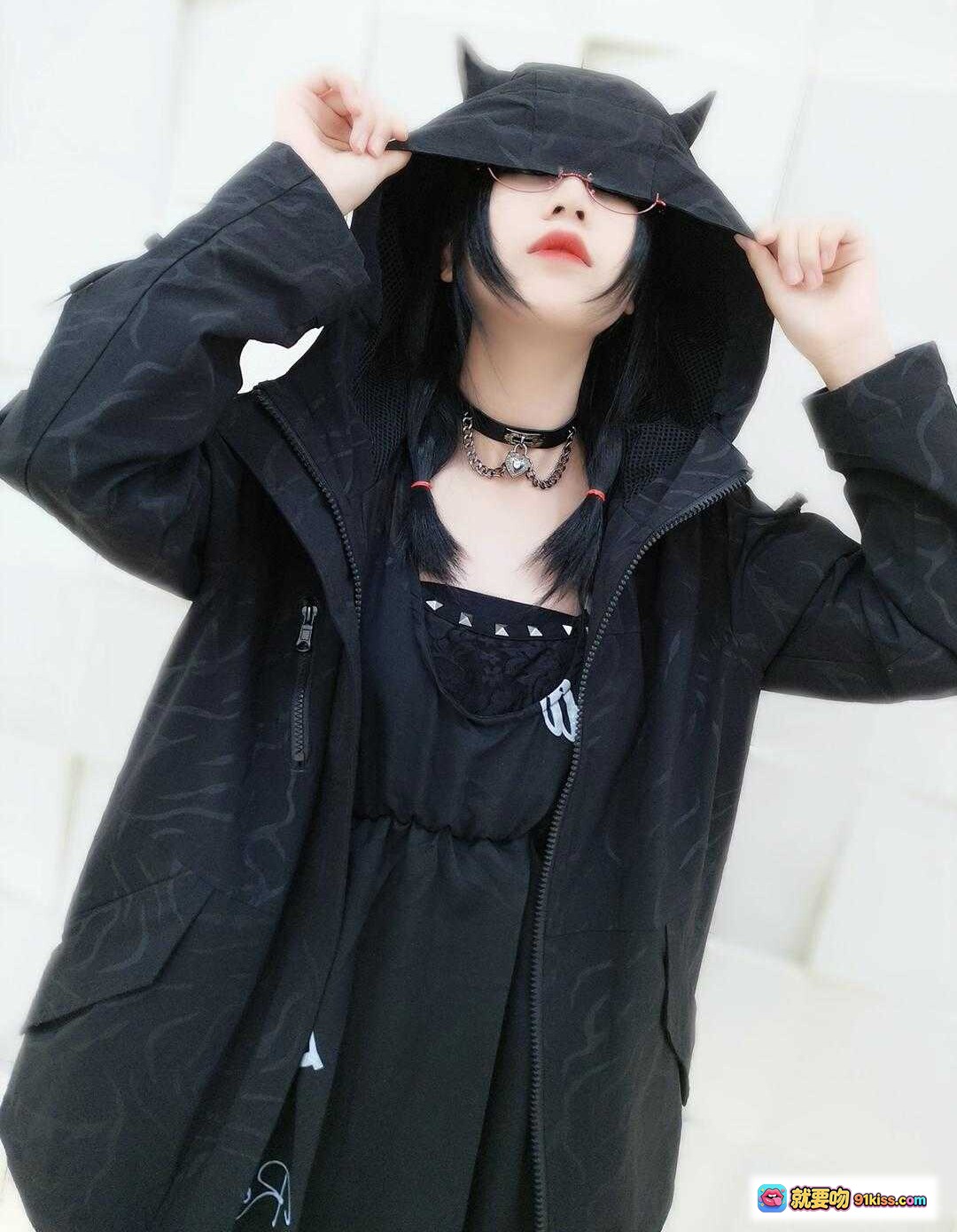 图片[1] - 逐月SU黑系猫耳连帽外套穿搭｜暗黑风少女造型｜酷飒街头风｜猫耳帽+链条颈饰+全黑系搭配 - 就要吻