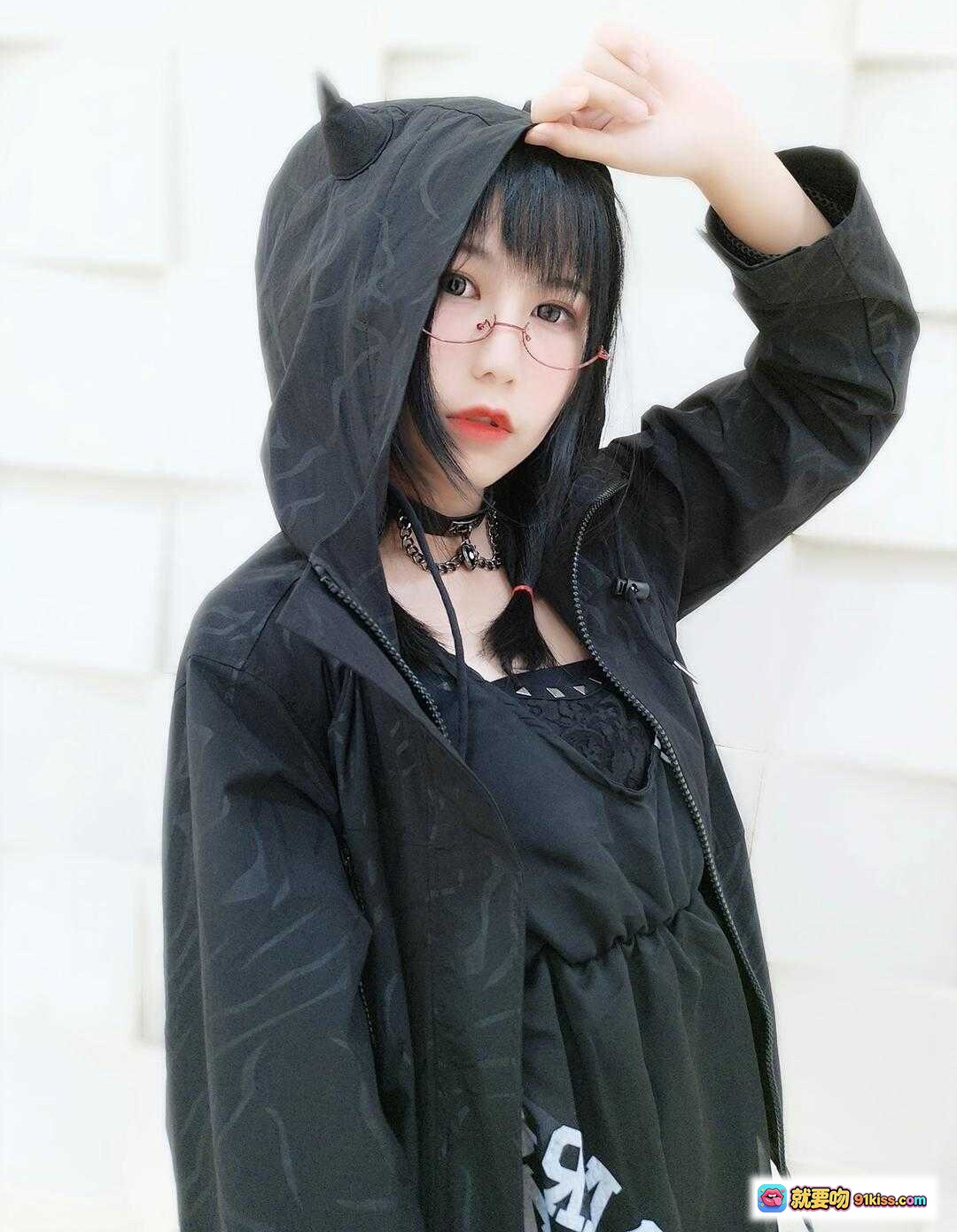 图片[9] - 逐月SU黑系猫耳连帽外套穿搭｜暗黑风少女造型｜酷飒街头风｜猫耳帽+链条颈饰+全黑系搭配 - 就要吻