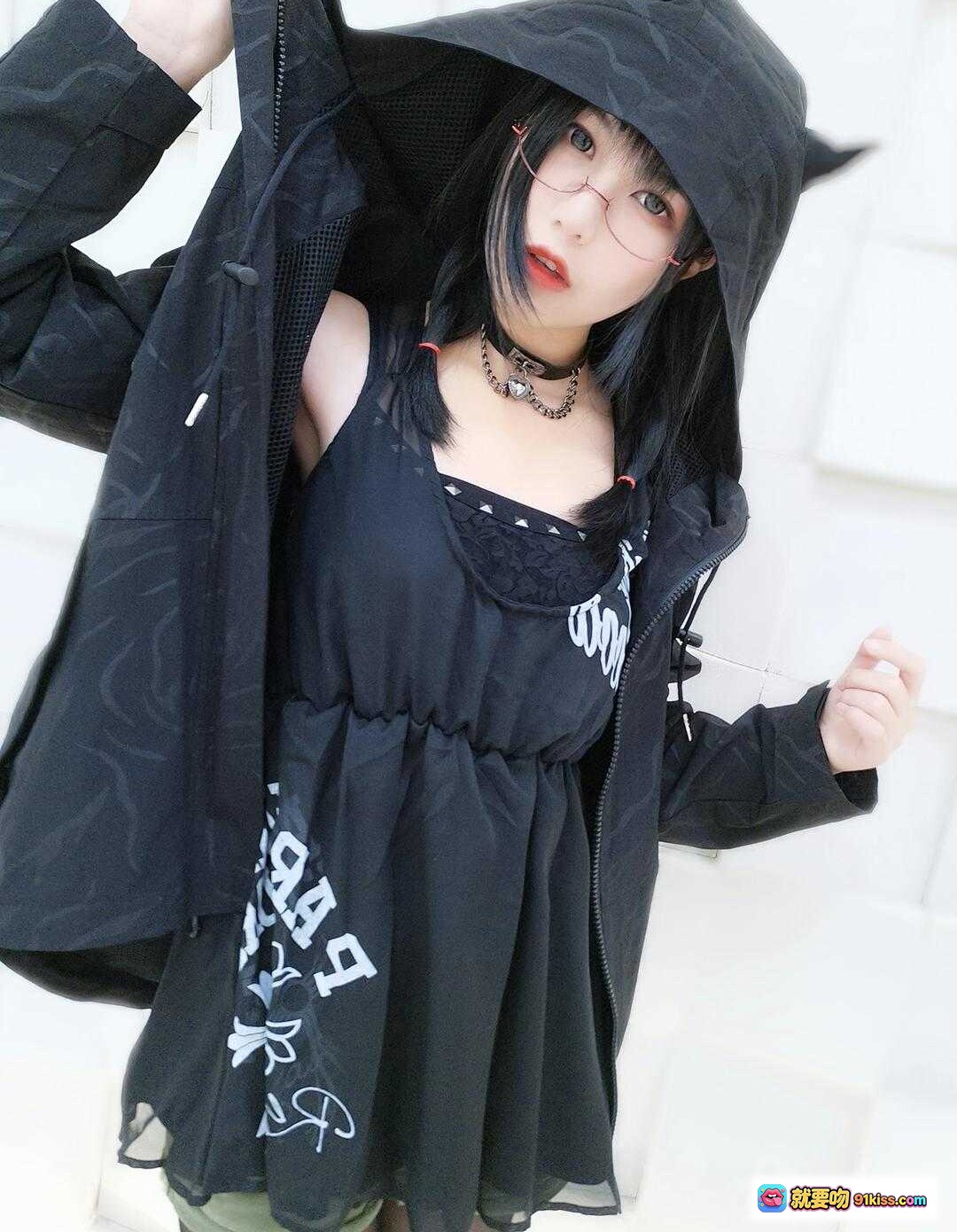 图片[2] - 逐月SU黑系猫耳连帽外套穿搭｜暗黑风少女造型｜酷飒街头风｜猫耳帽+链条颈饰+全黑系搭配 - 就要吻