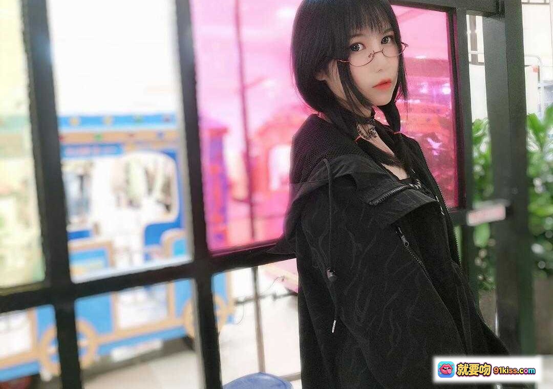 图片[10] - 逐月SU黑系猫耳连帽外套穿搭｜暗黑风少女造型｜酷飒街头风｜猫耳帽+链条颈饰+全黑系搭配 - 就要吻