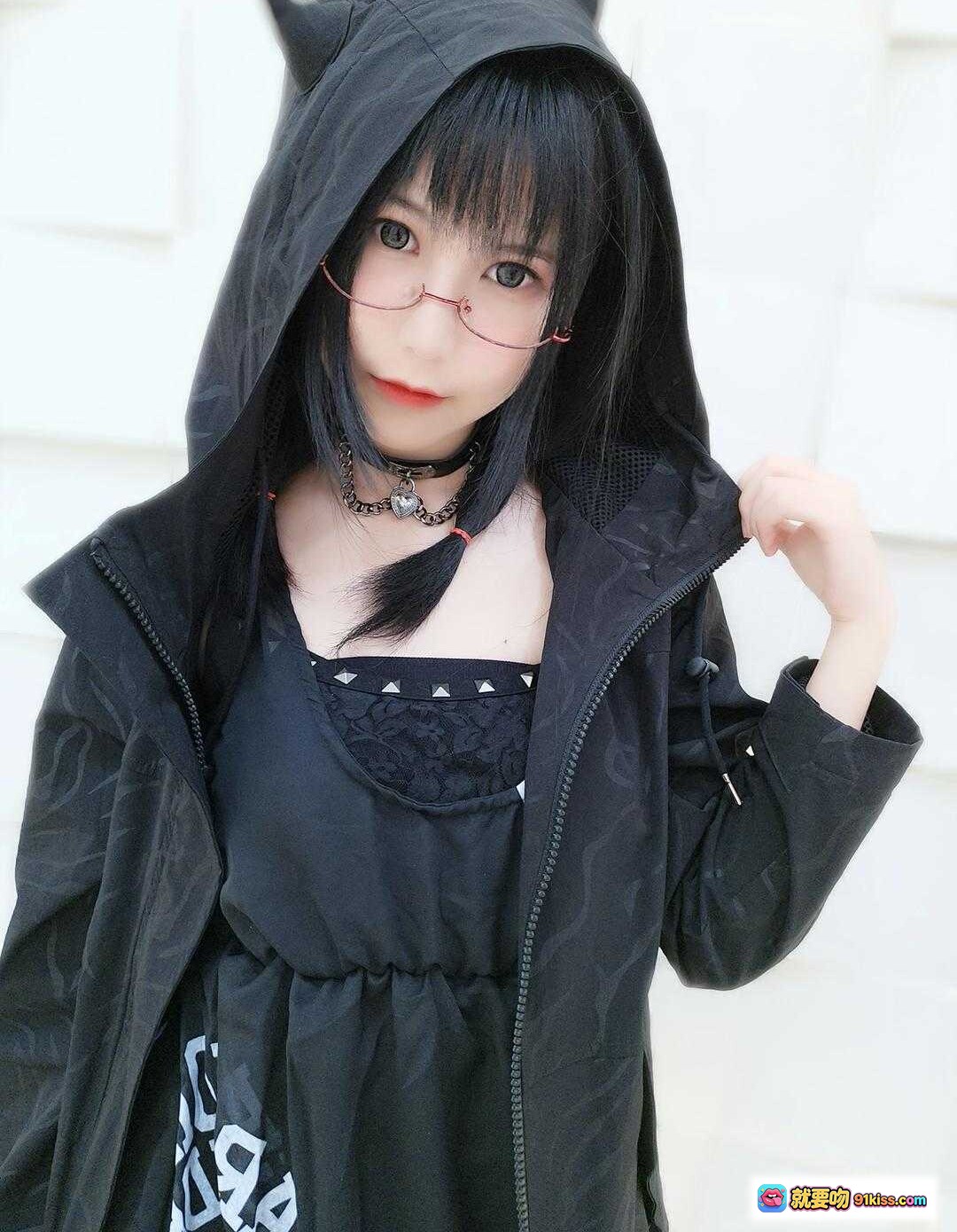 图片[8] - 逐月SU黑系猫耳连帽外套穿搭｜暗黑风少女造型｜酷飒街头风｜猫耳帽+链条颈饰+全黑系搭配 - 就要吻