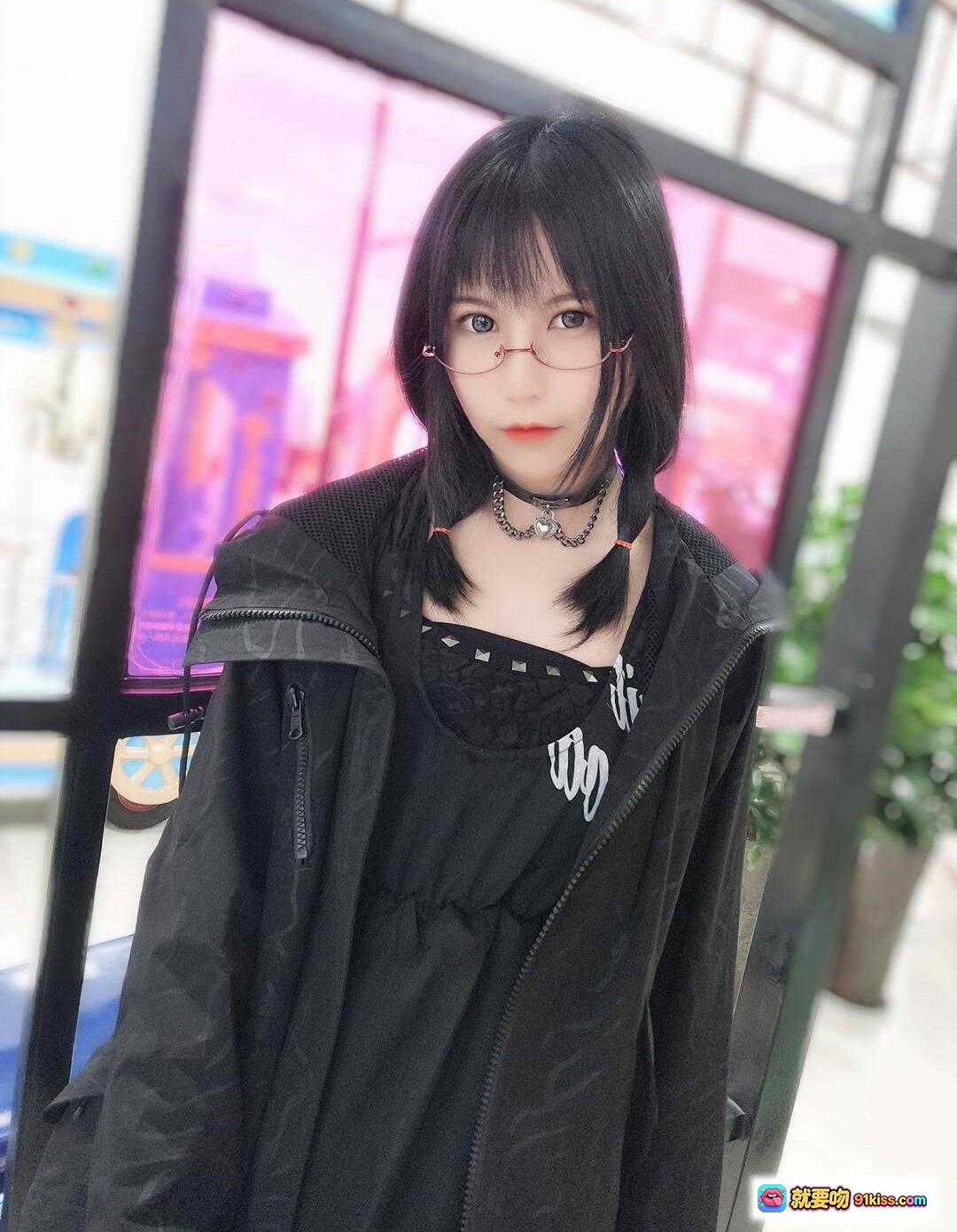 图片[4] - 逐月SU黑系猫耳连帽外套穿搭｜暗黑风少女造型｜酷飒街头风｜猫耳帽+链条颈饰+全黑系搭配 - 就要吻