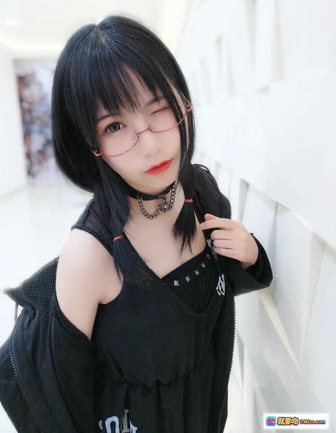 图片[5] - 逐月SU黑系猫耳连帽外套穿搭｜暗黑风少女造型｜酷飒街头风｜猫耳帽+链条颈饰+全黑系搭配 - 就要吻