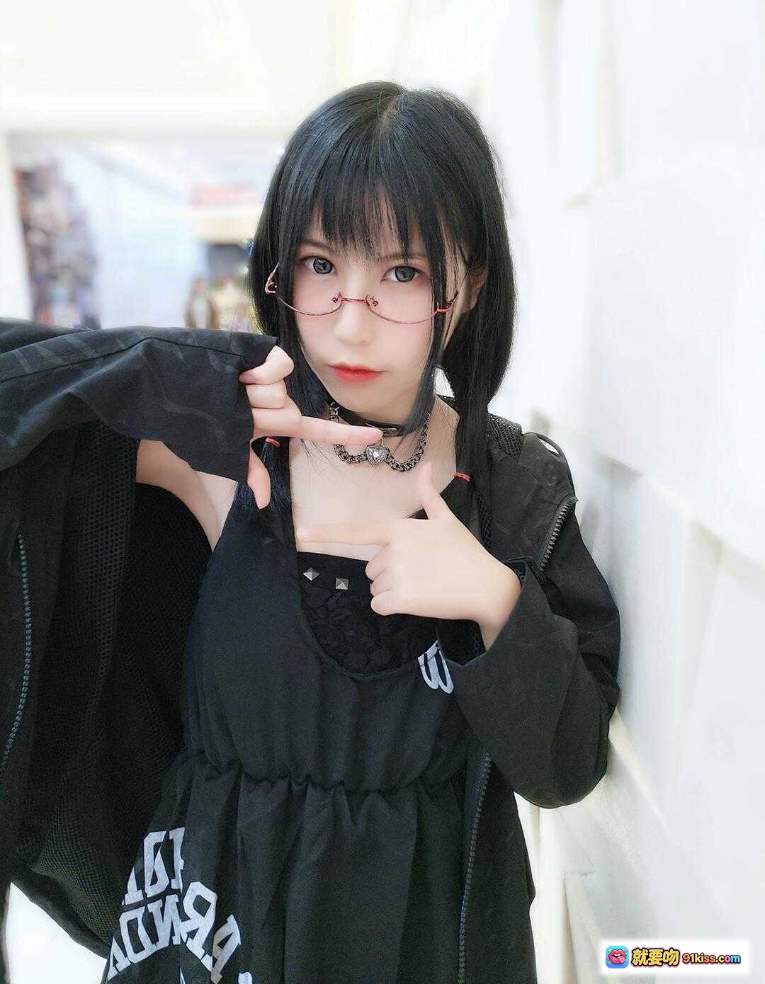 图片[6] - 逐月SU黑系猫耳连帽外套穿搭｜暗黑风少女造型｜酷飒街头风｜猫耳帽+链条颈饰+全黑系搭配 - 就要吻