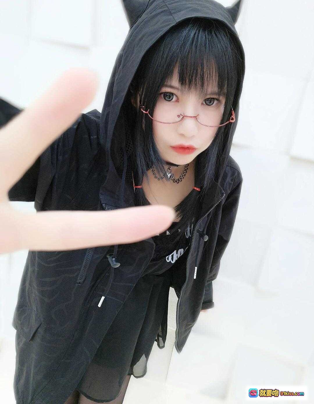 图片[7] - 逐月SU黑系猫耳连帽外套穿搭｜暗黑风少女造型｜酷飒街头风｜猫耳帽+链条颈饰+全黑系搭配 - 就要吻