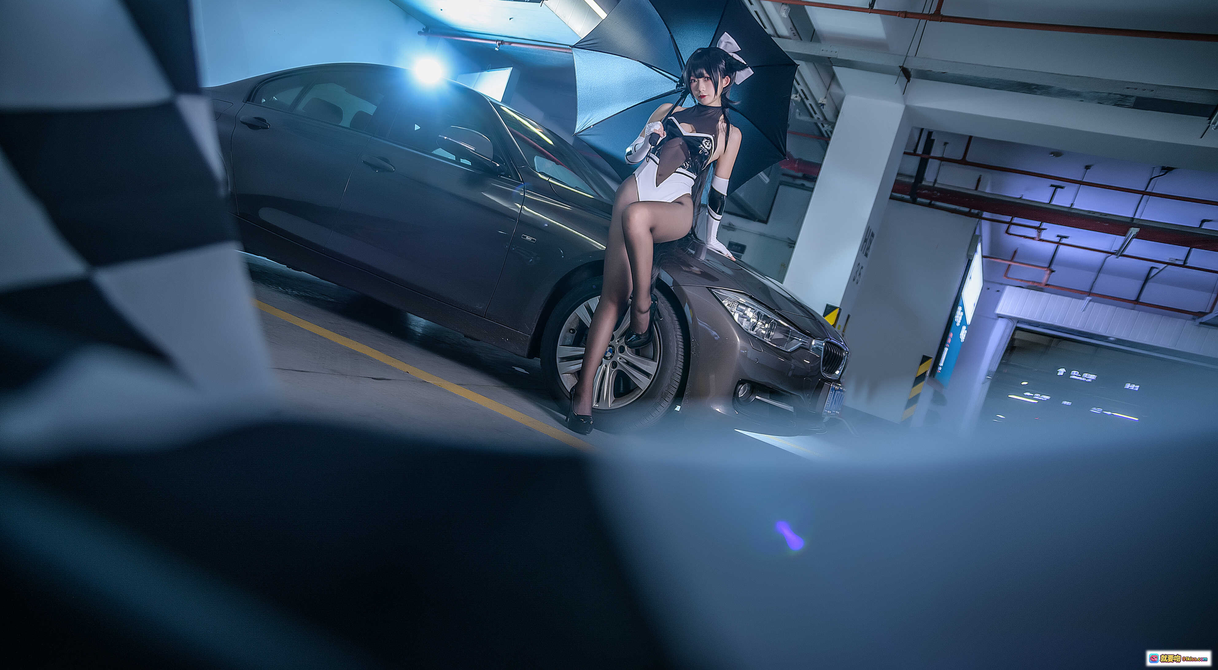 图片[1] - 樱落酱NO.001高雄赛车写真｜性感Cosplay车库车模｜黑伞白裙美腿诱惑｜12P高清图集 - 就要吻