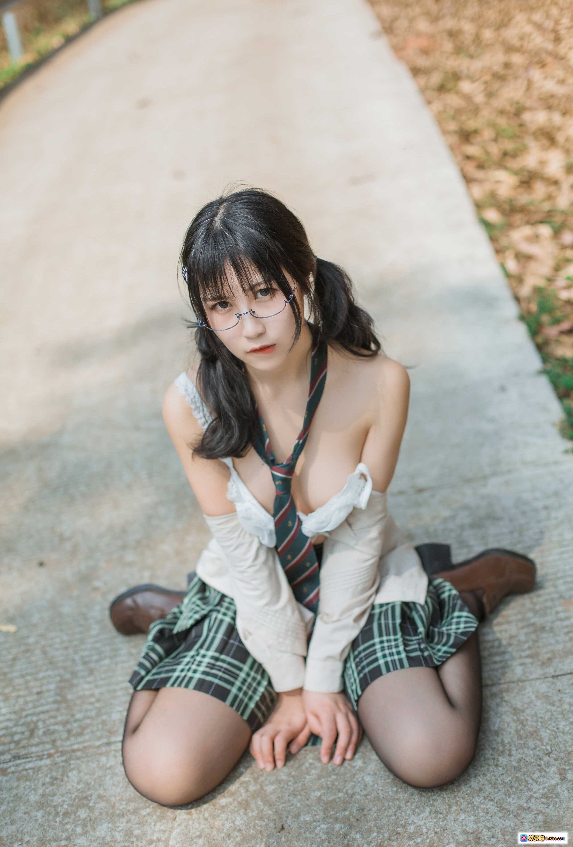 图片[3] - 逐月SU乡间小路写真NO.037｜日系校服少女黑丝美腿格纹裙眼镜双马尾户外阳光清新风 - 就要吻