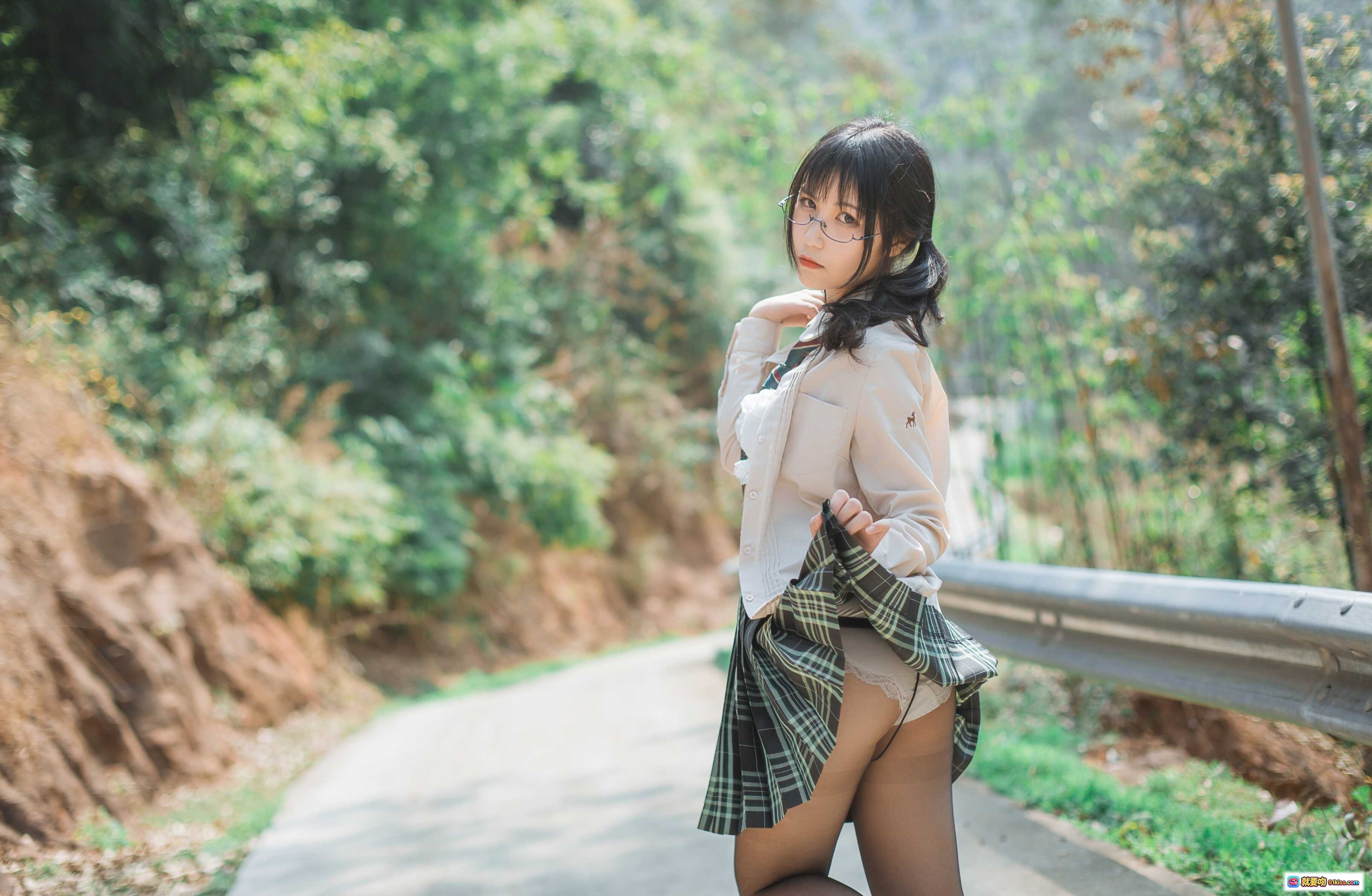 图片[2] - 逐月SU乡间小路写真NO.037｜日系校服少女黑丝美腿格纹裙眼镜双马尾户外阳光清新风 - 就要吻