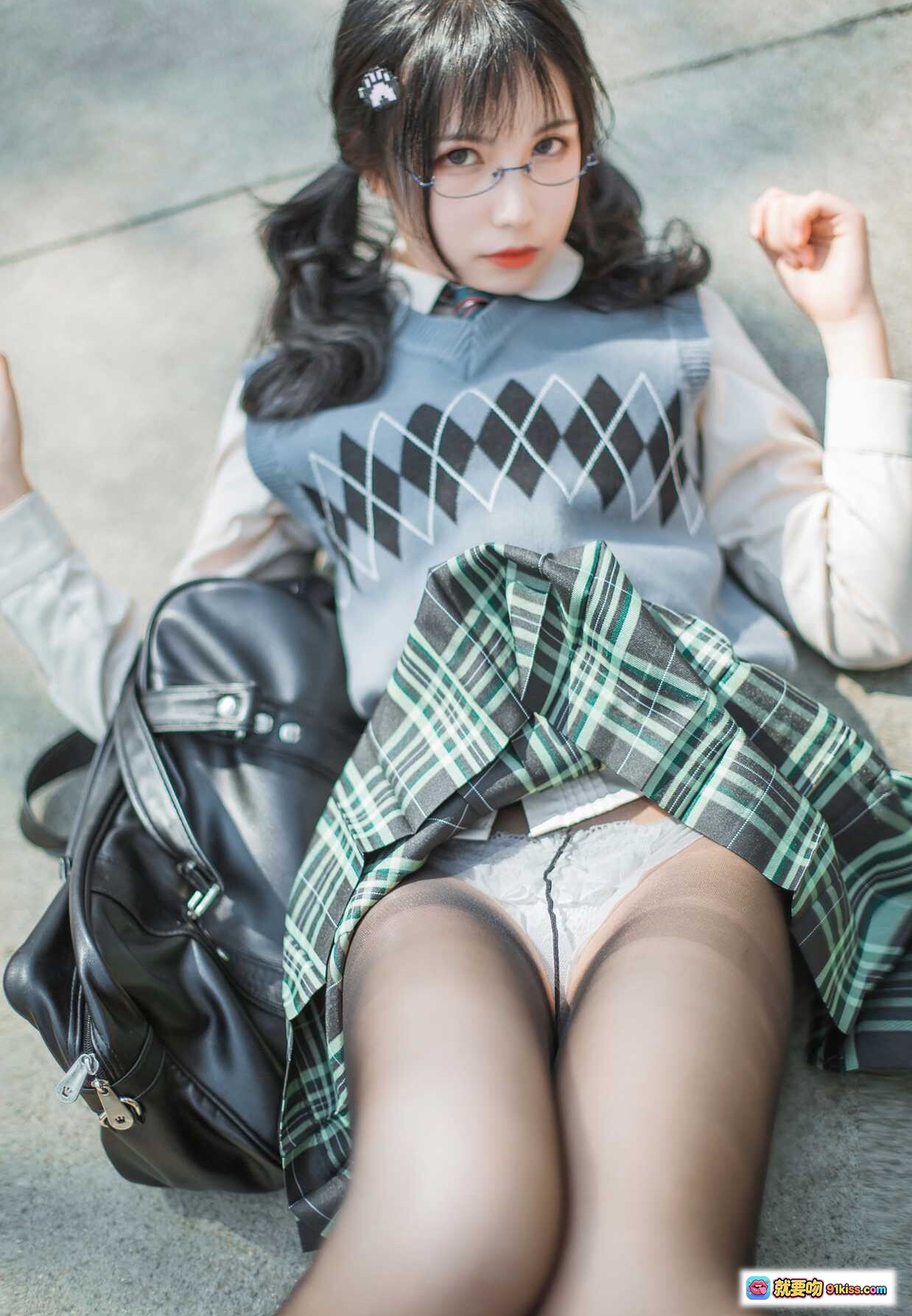 逐月SU乡间小路写真NO.037｜日系校服少女黑丝美腿格纹裙眼镜双马尾户外阳光清新风 - 就要吻