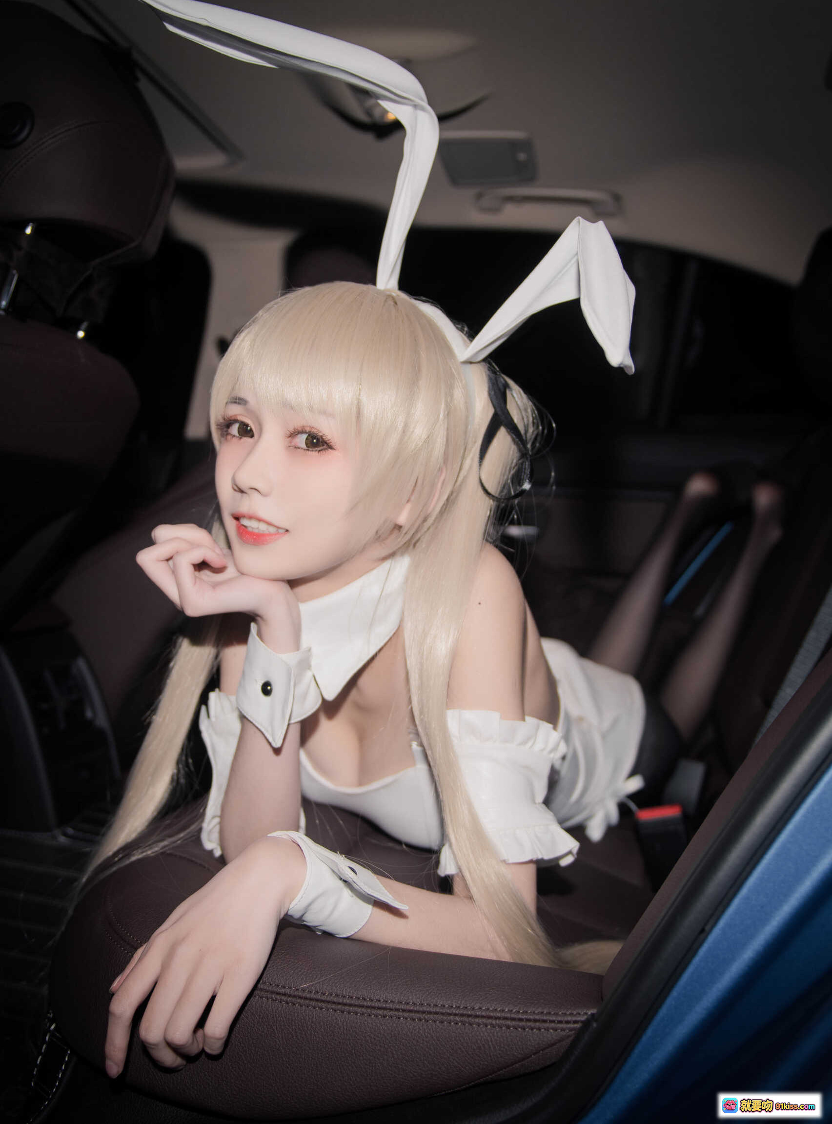 图片[3] - 穹妹兔女郎车内写真 | 白色兔耳制服+黑丝美腿 | 你的负卿NO.009高清图集 - 就要吻