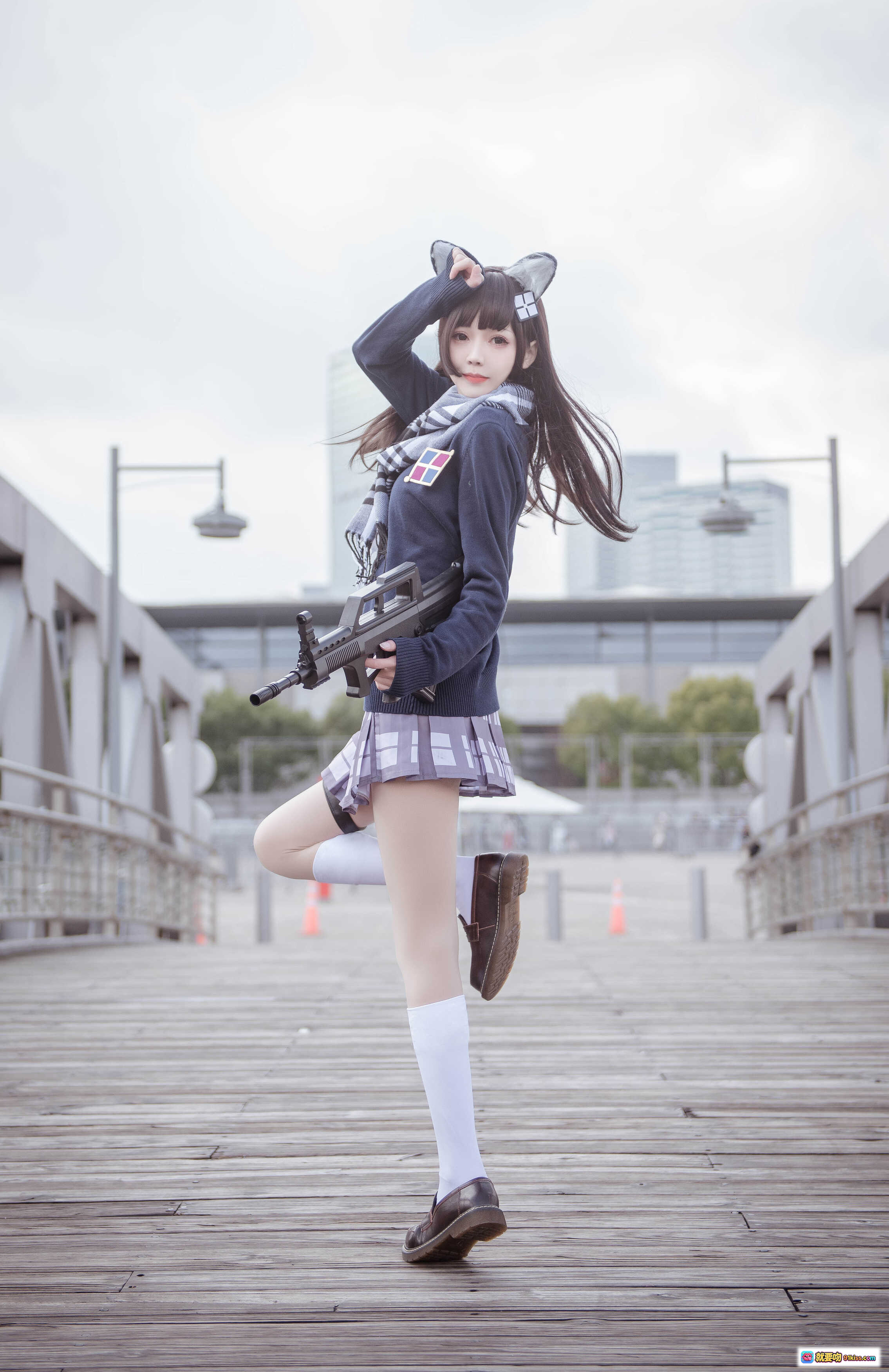 你的负卿 NO.023 95制服 Cosplay 猫耳少女持枪木桥写真 15P高清图集 - 就要吻