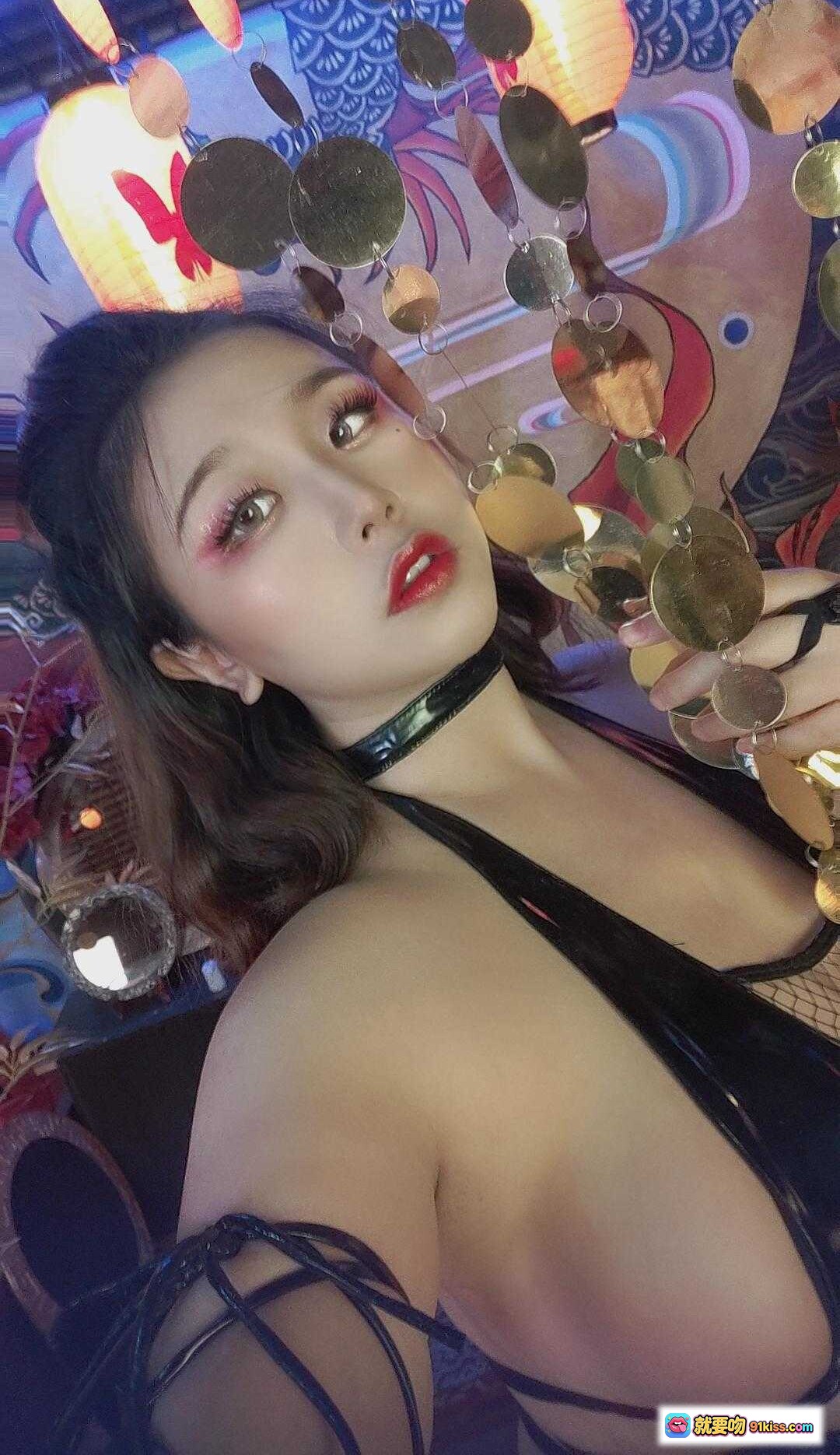 图片[6] - 穆零Mu0 NO.30自拍薄纱写真｜红黑性感内衣｜精致妆容｜梦幻灯光背景｜私房美拍 - 就要吻