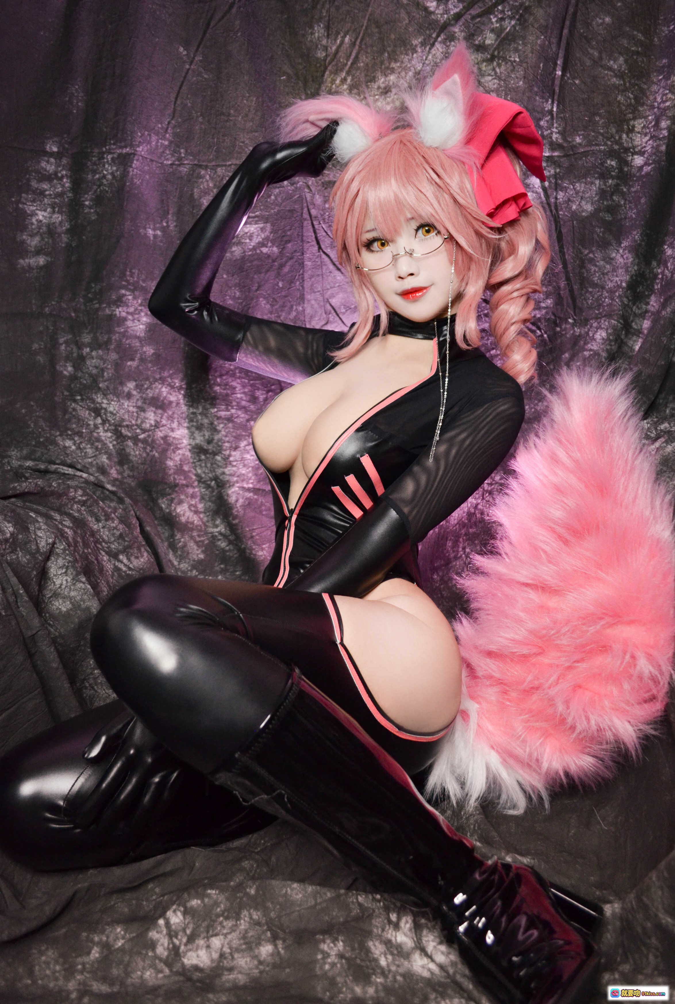 KaYa萱 NO.005 杀玉藻前皮衣Ver Cosplay 粉发兔耳黑丝紧身衣性感写真 15P高清图集 - 就要吻